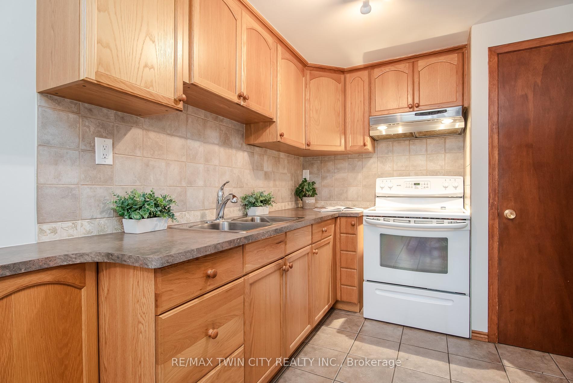 Photo 28 of 218 Pinedale Drive, Kitchener, Laurentian Hills — HOMEH