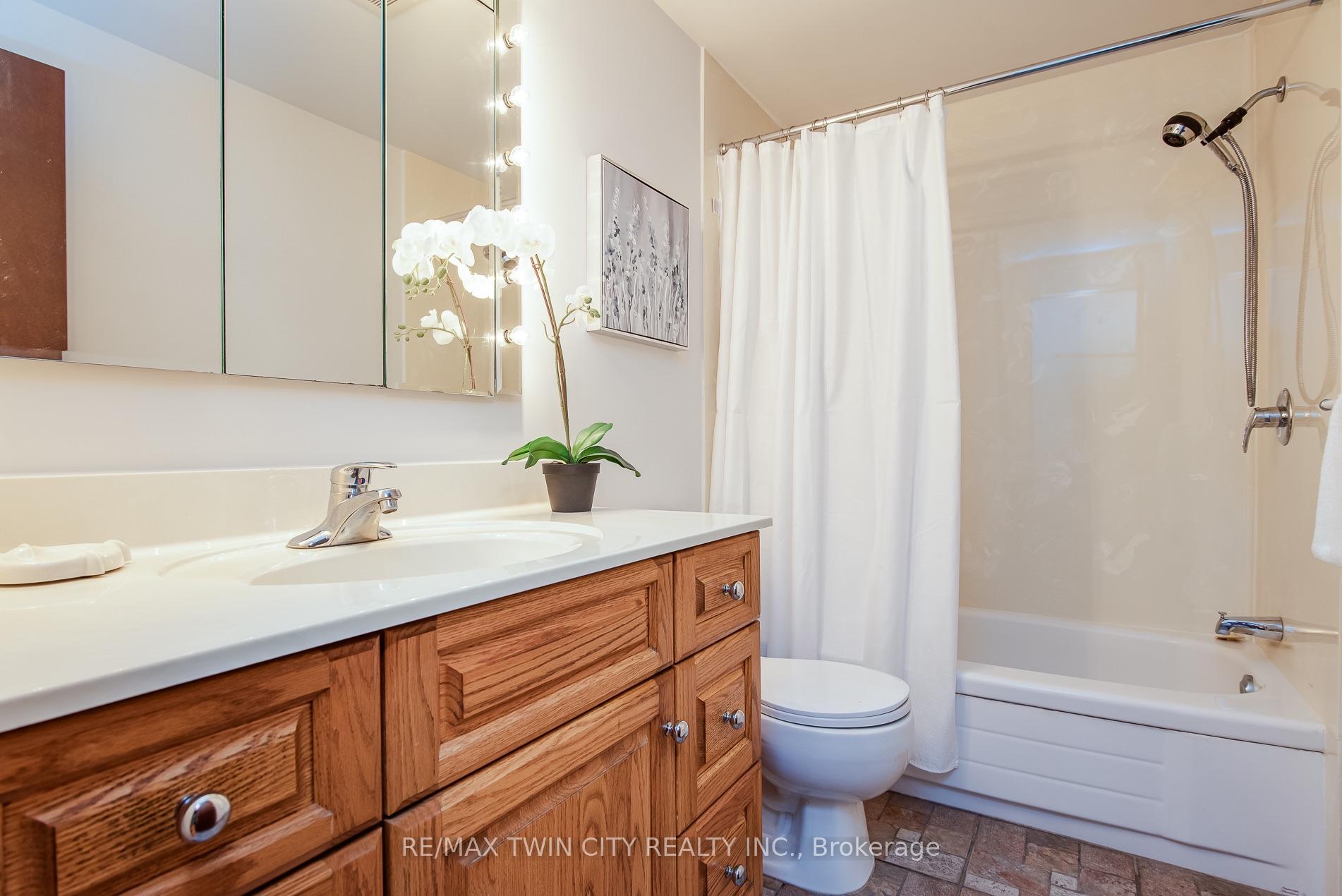 Photo 37 of 218 Pinedale Drive, Kitchener, Laurentian Hills — HOMEH