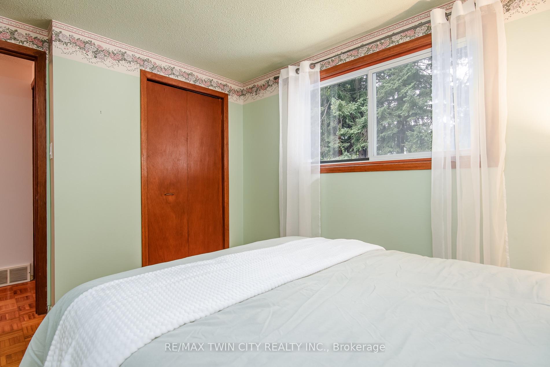 Photo 41 of 218 Pinedale Drive, Kitchener, Laurentian Hills — HOMEH
