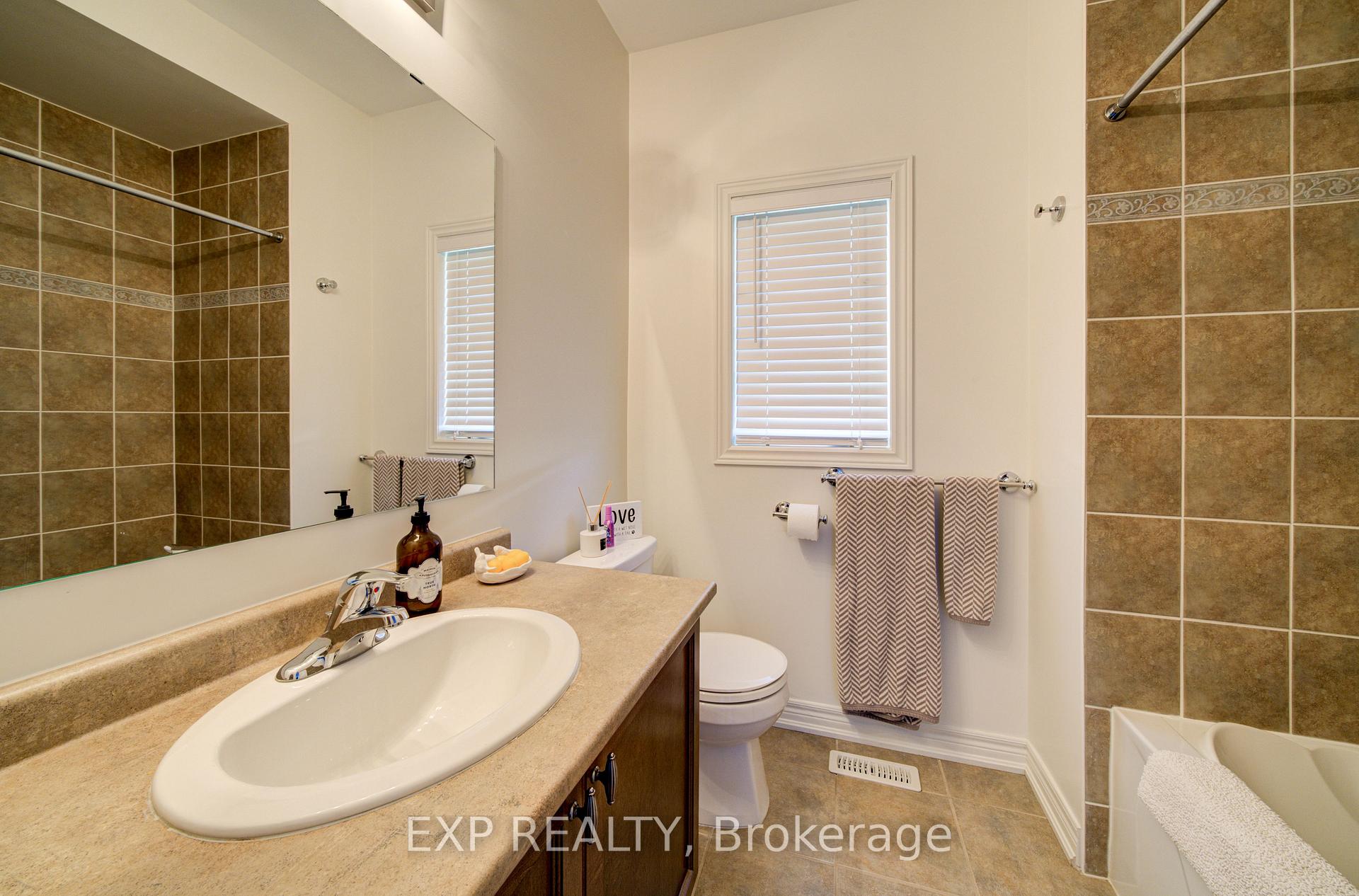 Photo 15 of 63 Silver Crescent, Collingwood — HOMEH