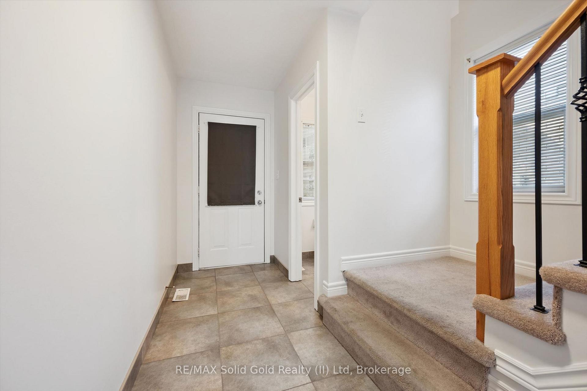 Photo 5 of 516 Dansbury Drive, Waterloo, Lexington — HOMEH