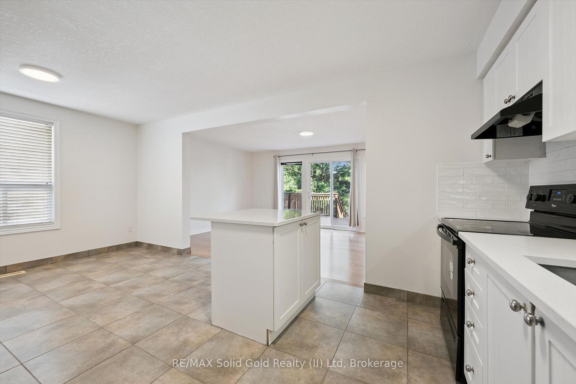 Photo 10 of 516 Dansbury Drive, Waterloo, Lexington — HOMEH