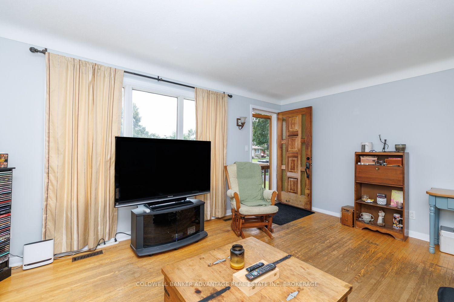 Photo 5 of 220 Cutress Avenue, Welland, Broadway — HOMEH