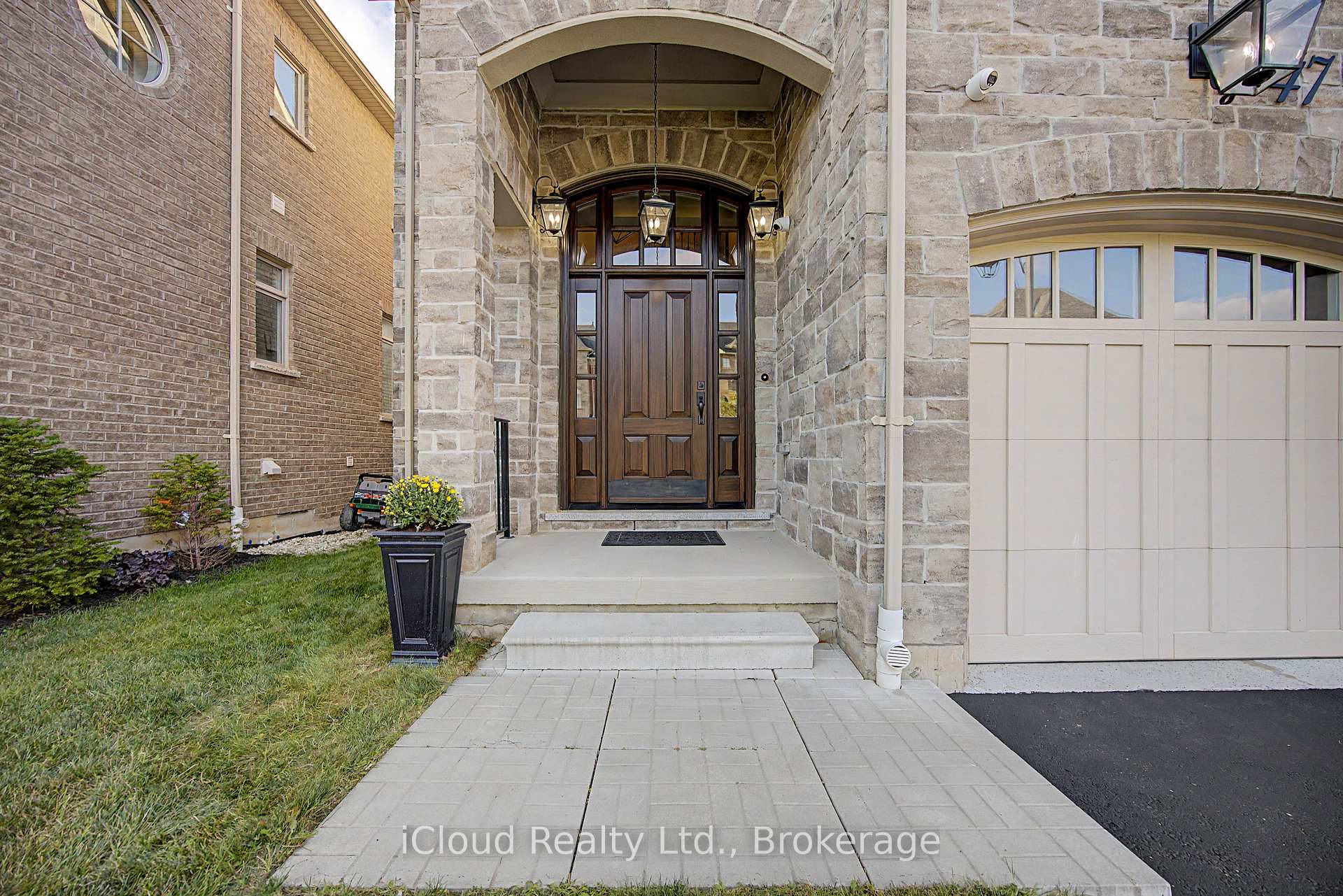 Photo 3 of 47 West Branch Drive, Halton Hills, Georgetown — HOMEH