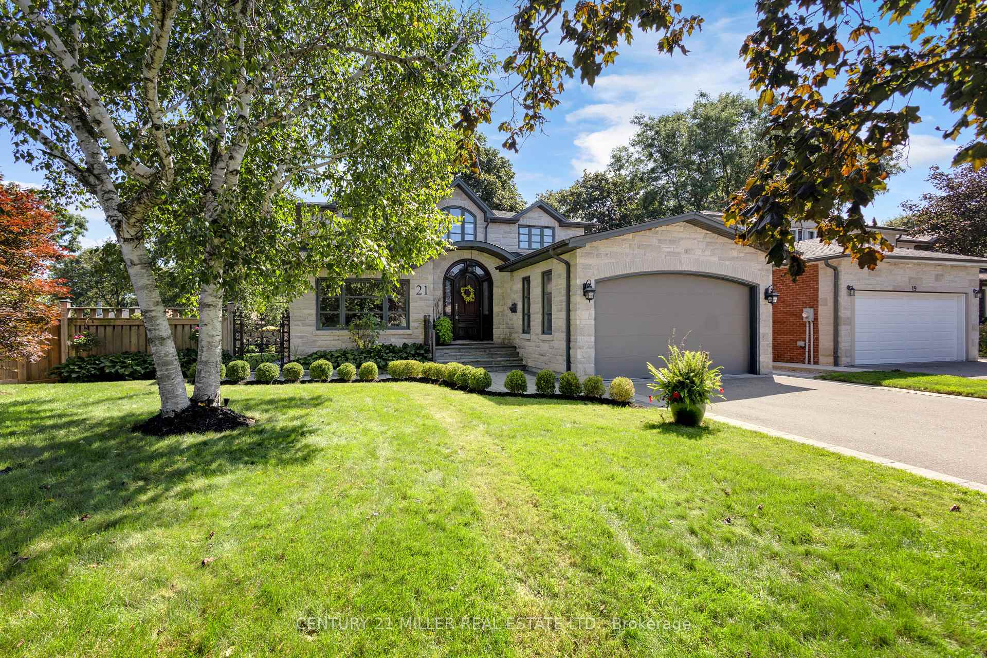 Photo 2 of 21 Neiltree Court, Etobicoke, Markland Wood — HOMEH