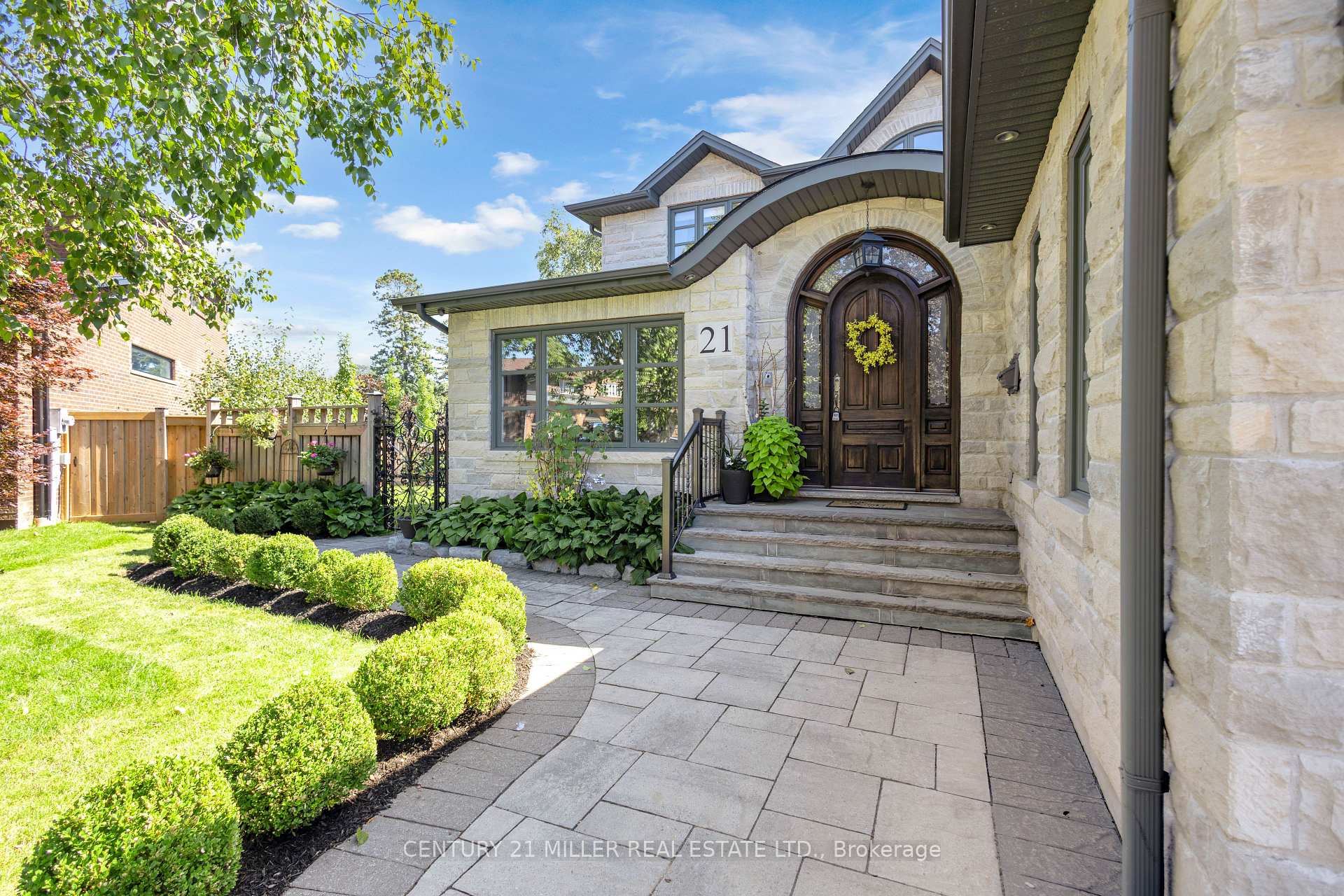Photo 3 of 21 Neiltree Court, Etobicoke, Markland Wood — HOMEH