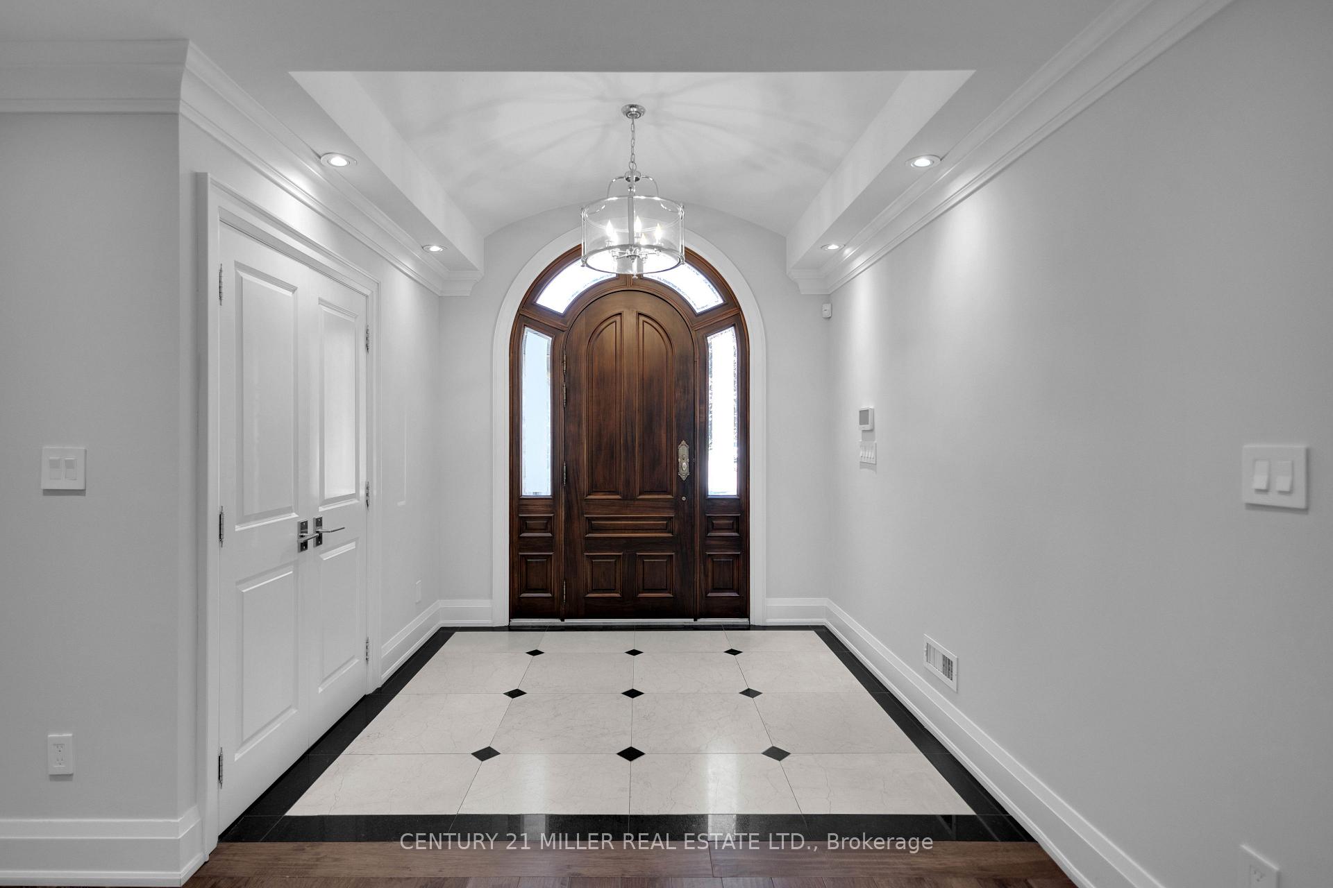 Photo 4 of 21 Neiltree Court, Etobicoke, Markland Wood — HOMEH