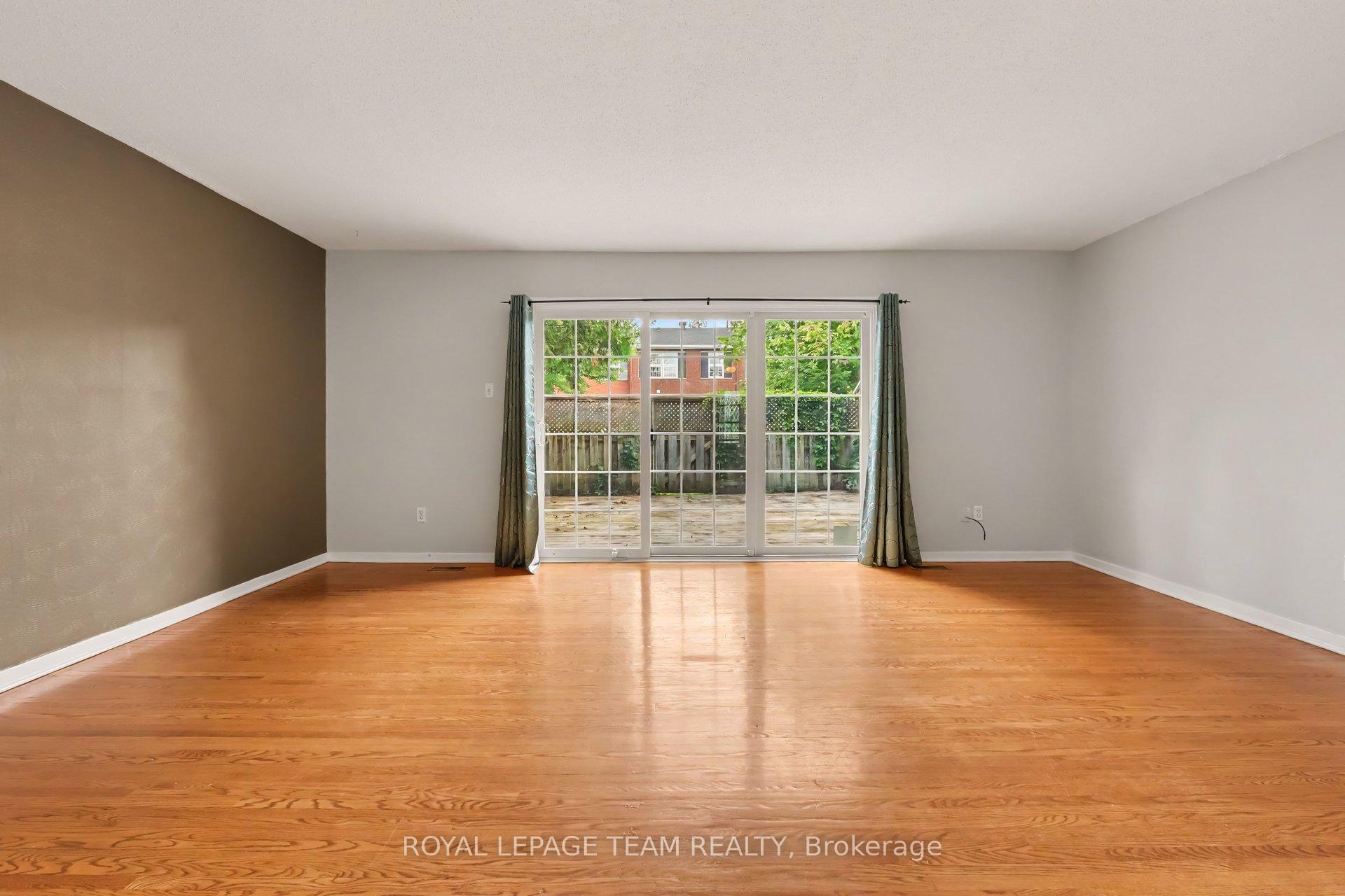 Photo 4 of 1377 Guthrie Street, Ottawa, Leslie Park — HOMEH