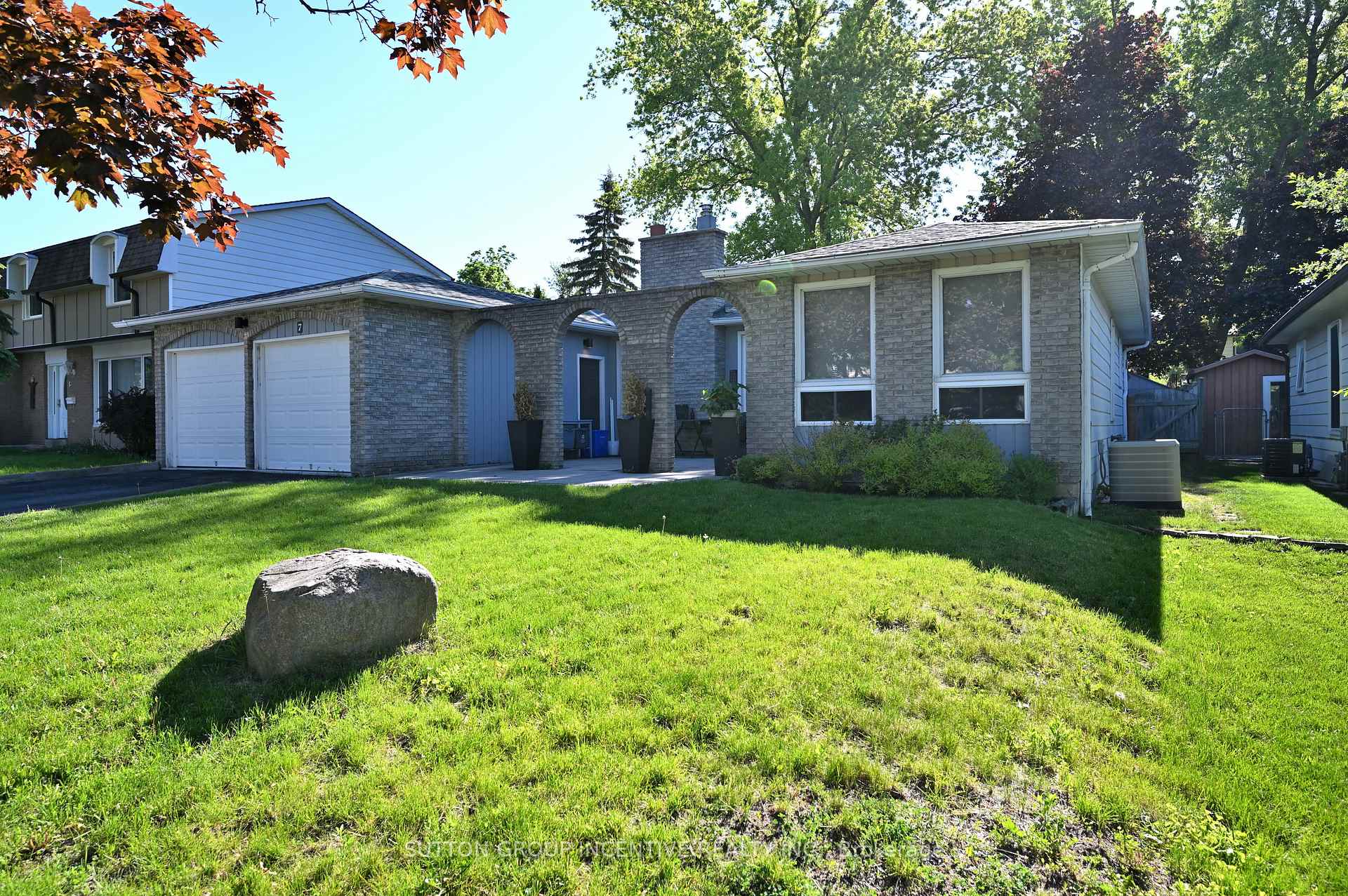 Photo 2 of 7 Huron Street, Barrie, North Shore — HOMEH