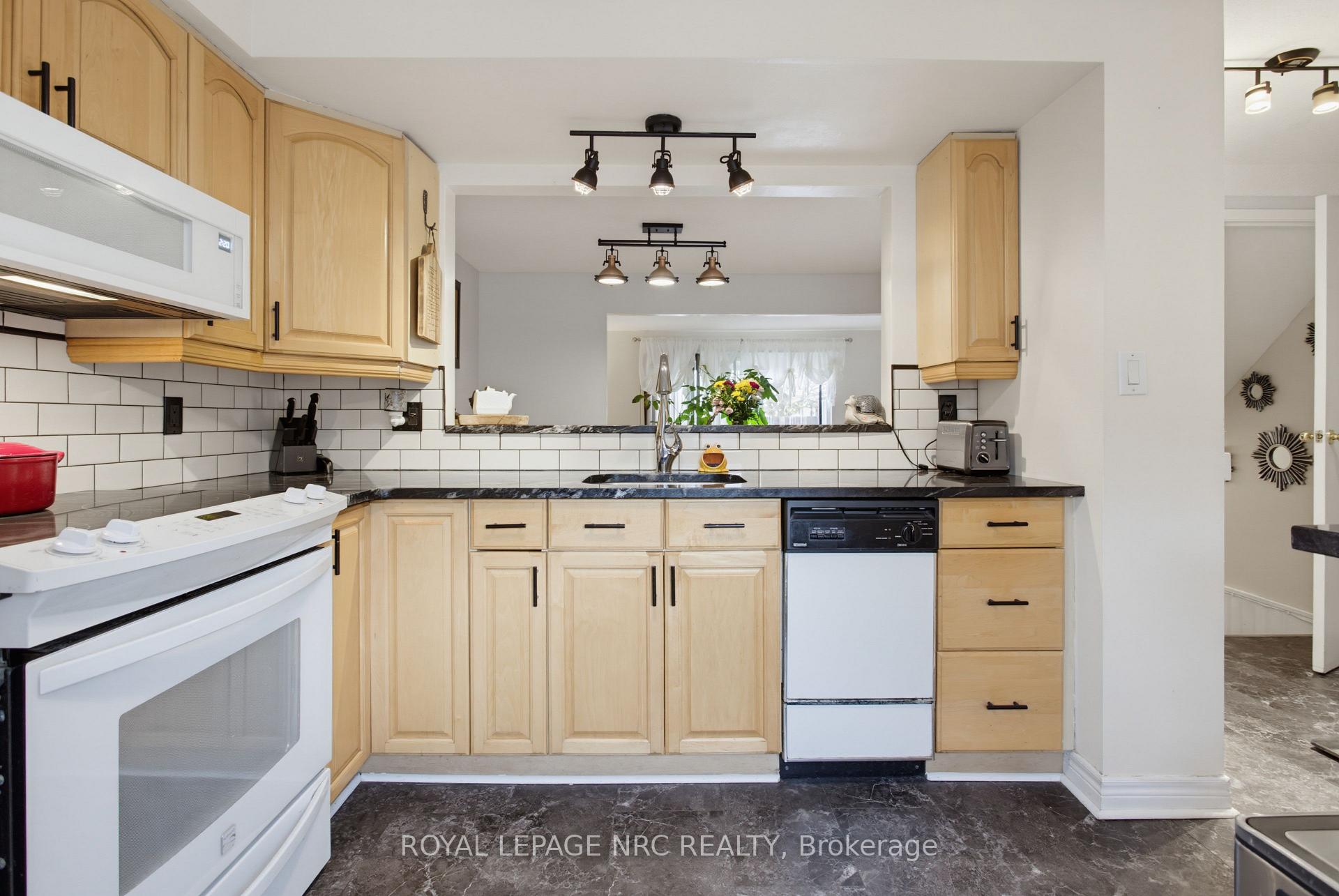 Photo 5 of Unit 8, 50 Lakeshore Road, St. Catharines, Lakeport — HOMEH