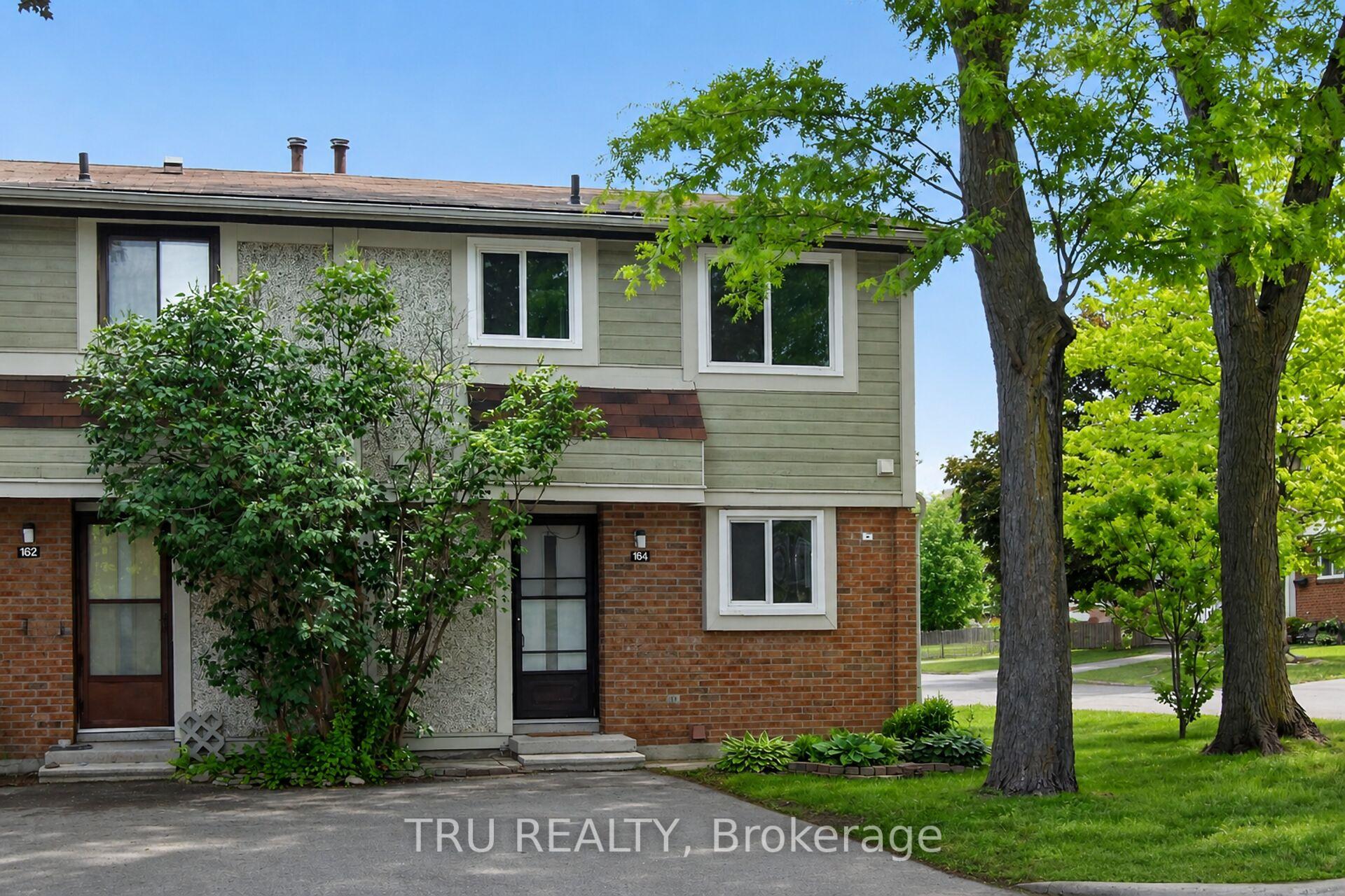 Front of 16-164 Barrow Crescent