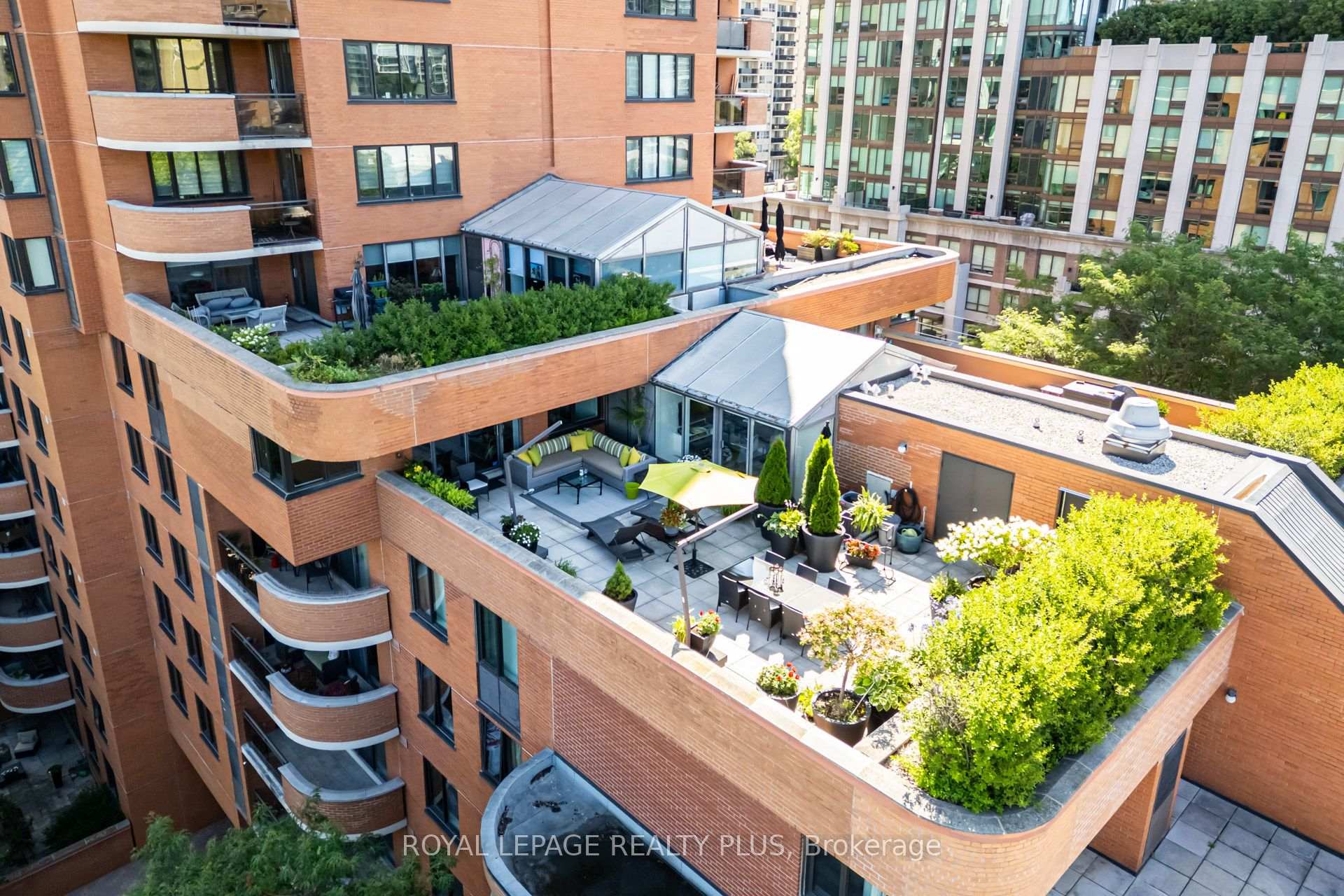 Photo 2 of Unit 704, 260 Heath Street W, Toronto, Forest Hill South — HOMEH