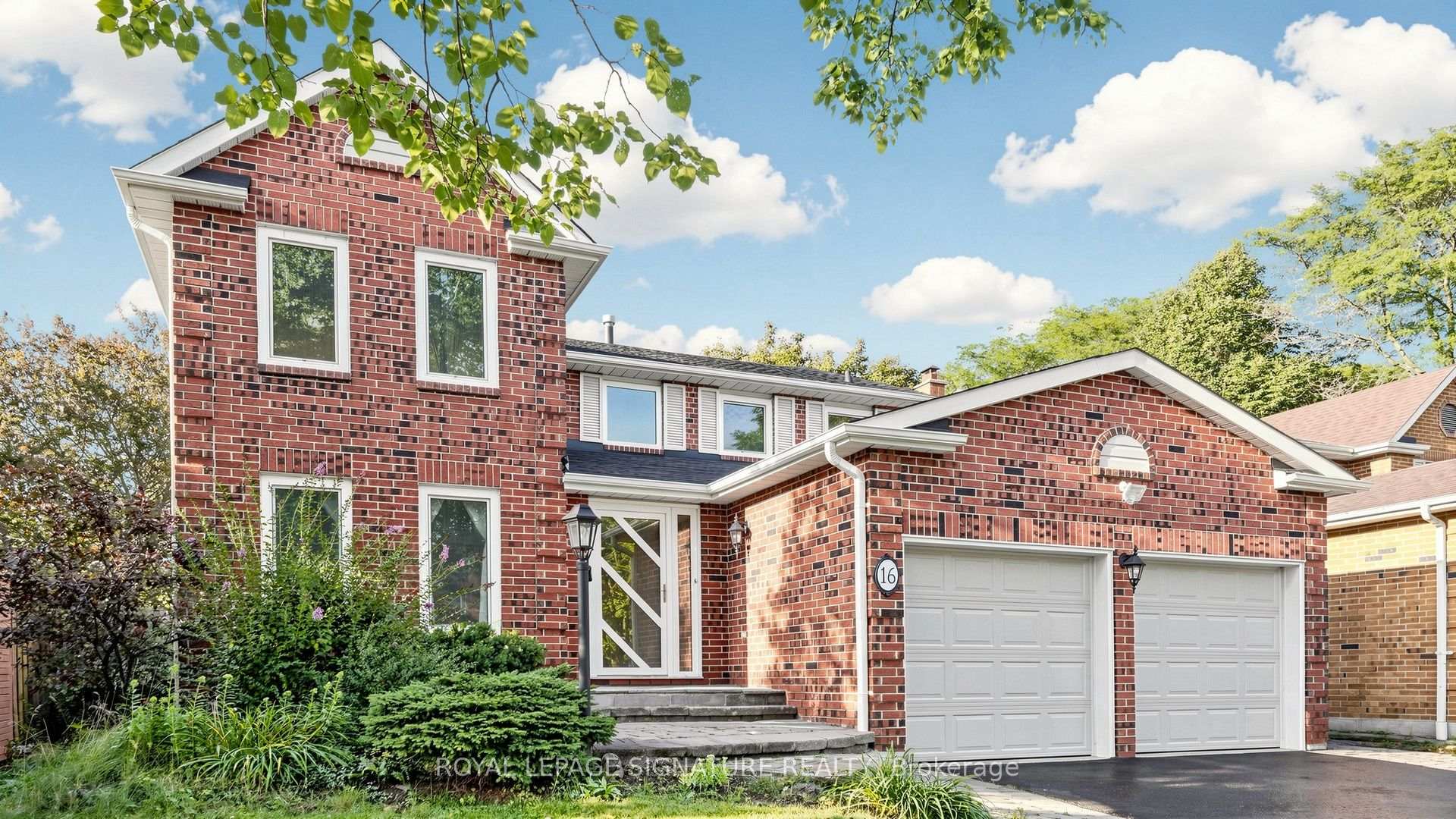 Photo 2 of 16 Meyer Circle, Markham, Markham Village — HOMEH