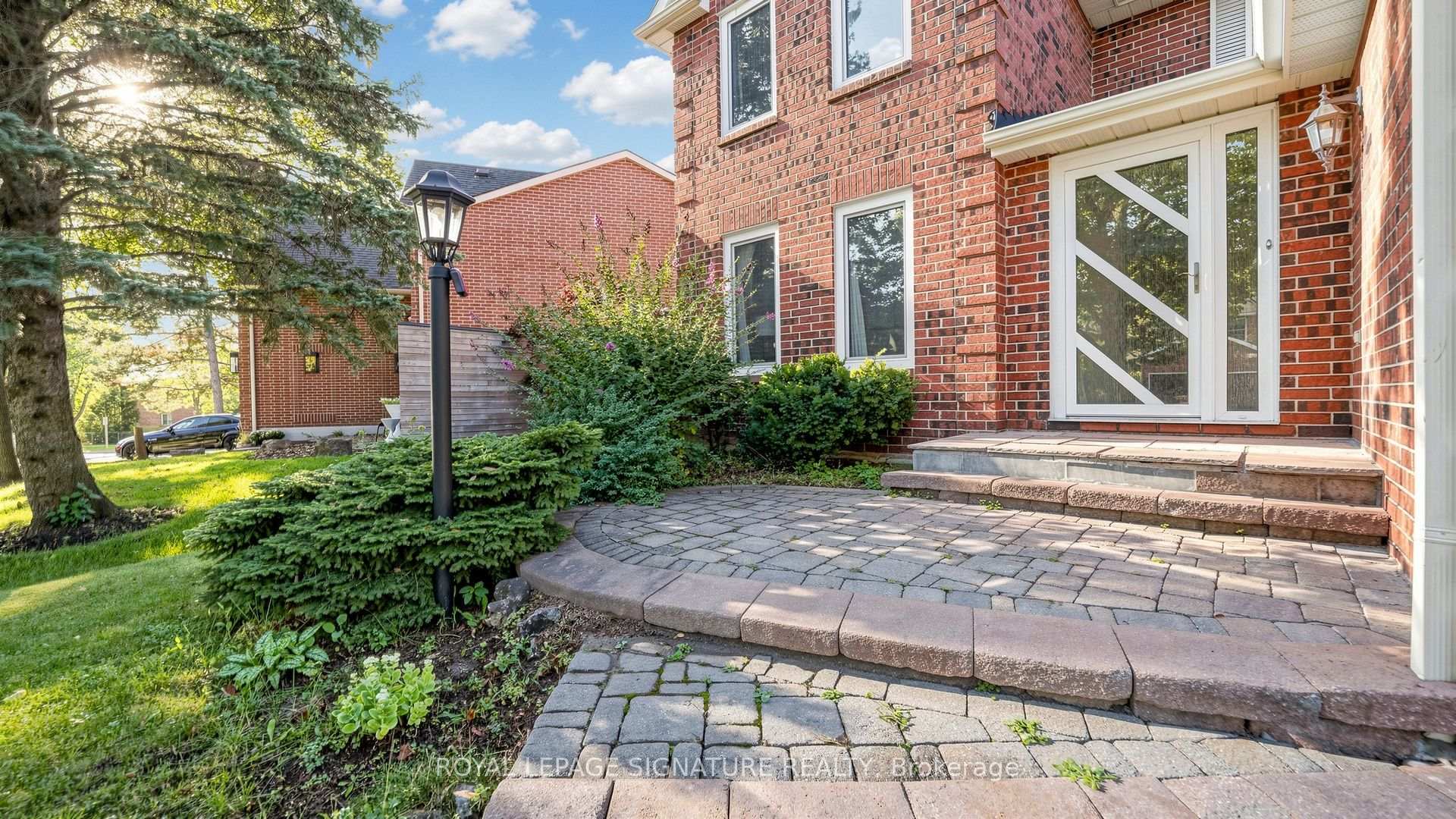 Photo 4 of 16 Meyer Circle, Markham, Markham Village — HOMEH