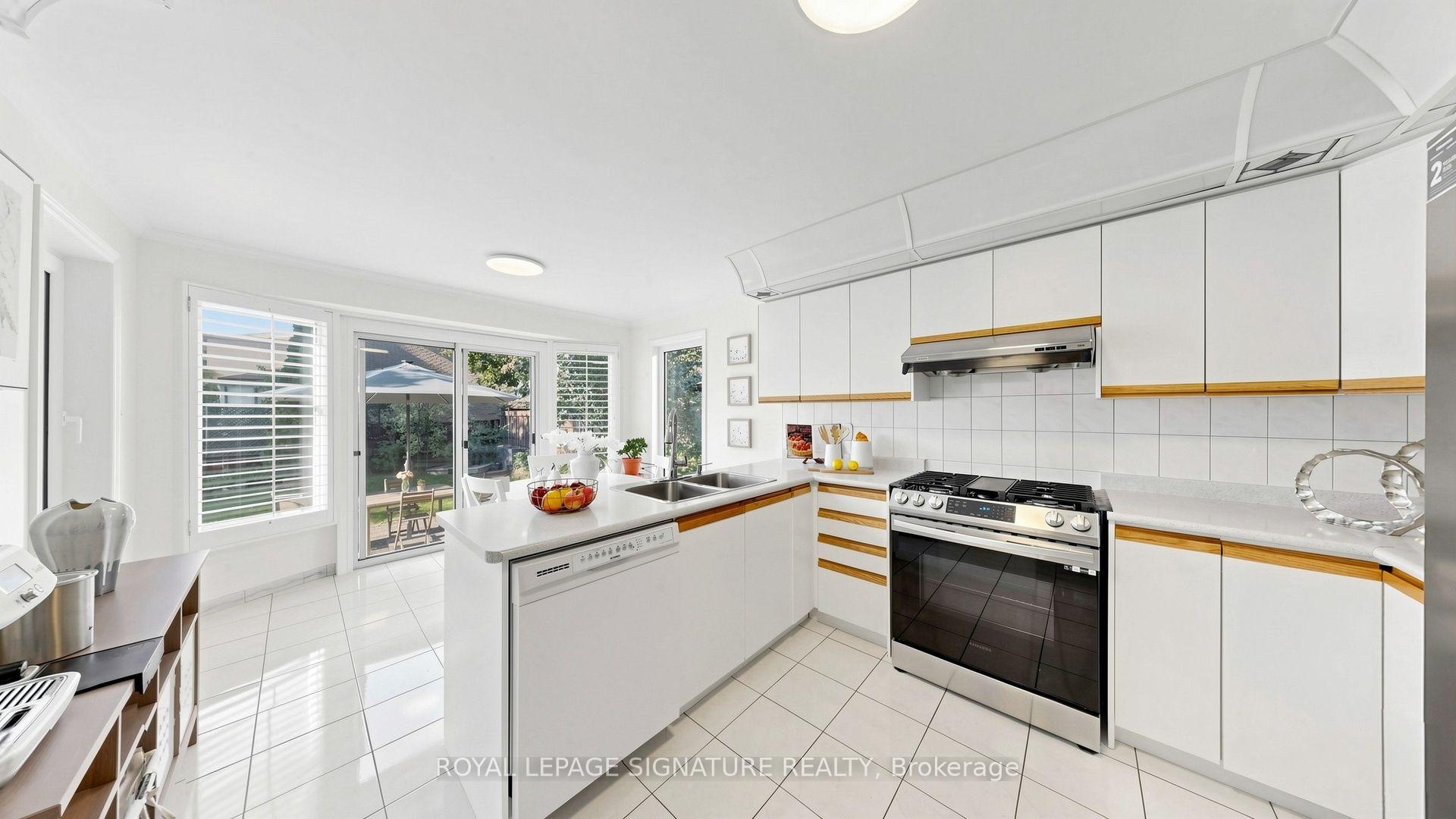 Photo 10 of 16 Meyer Circle, Markham, Markham Village — HOMEH