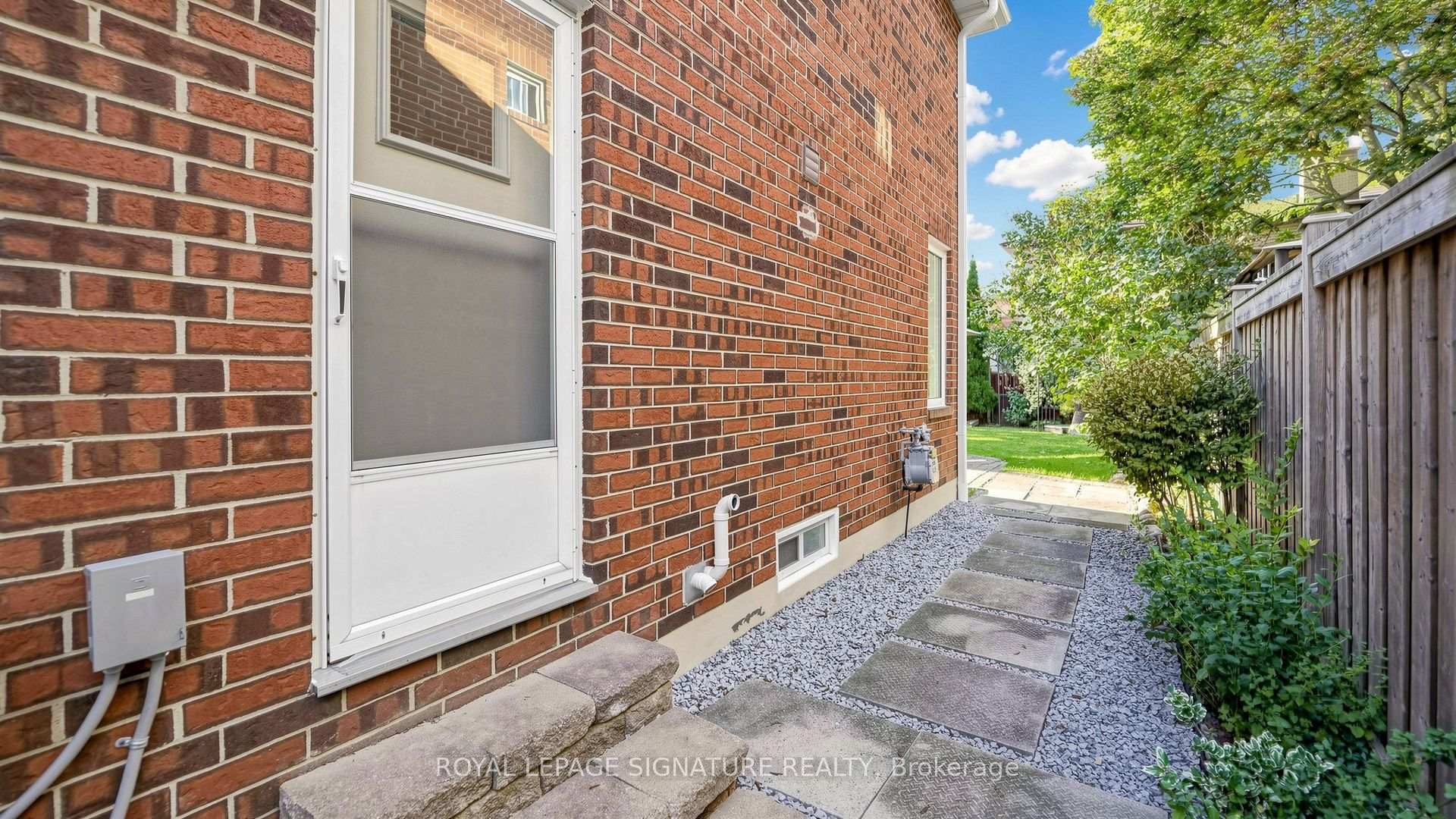 Photo 24 of 16 Meyer Circle, Markham, Markham Village — HOMEH