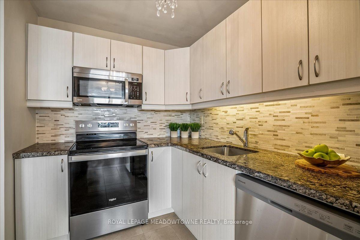 Photo 13 of Unit 1601, 2263 Marine Drive, Oakville, Bronte — HOMEH