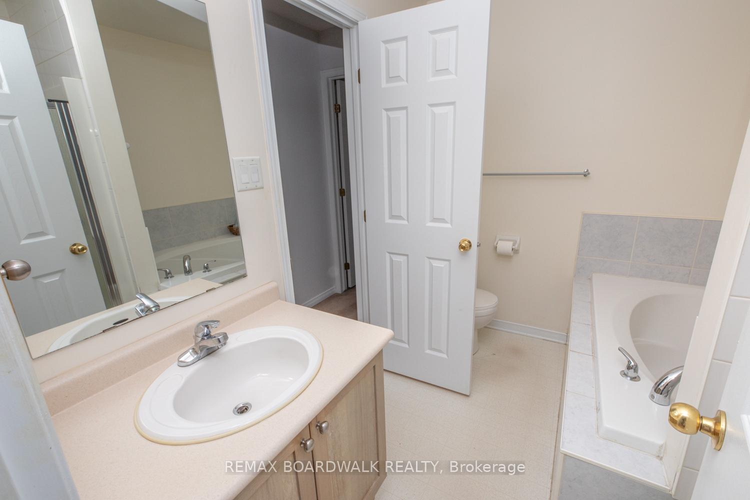 Photo 26 of 112 Wharhol Private, Ottawa, Westcliffe Estates — HOMEH