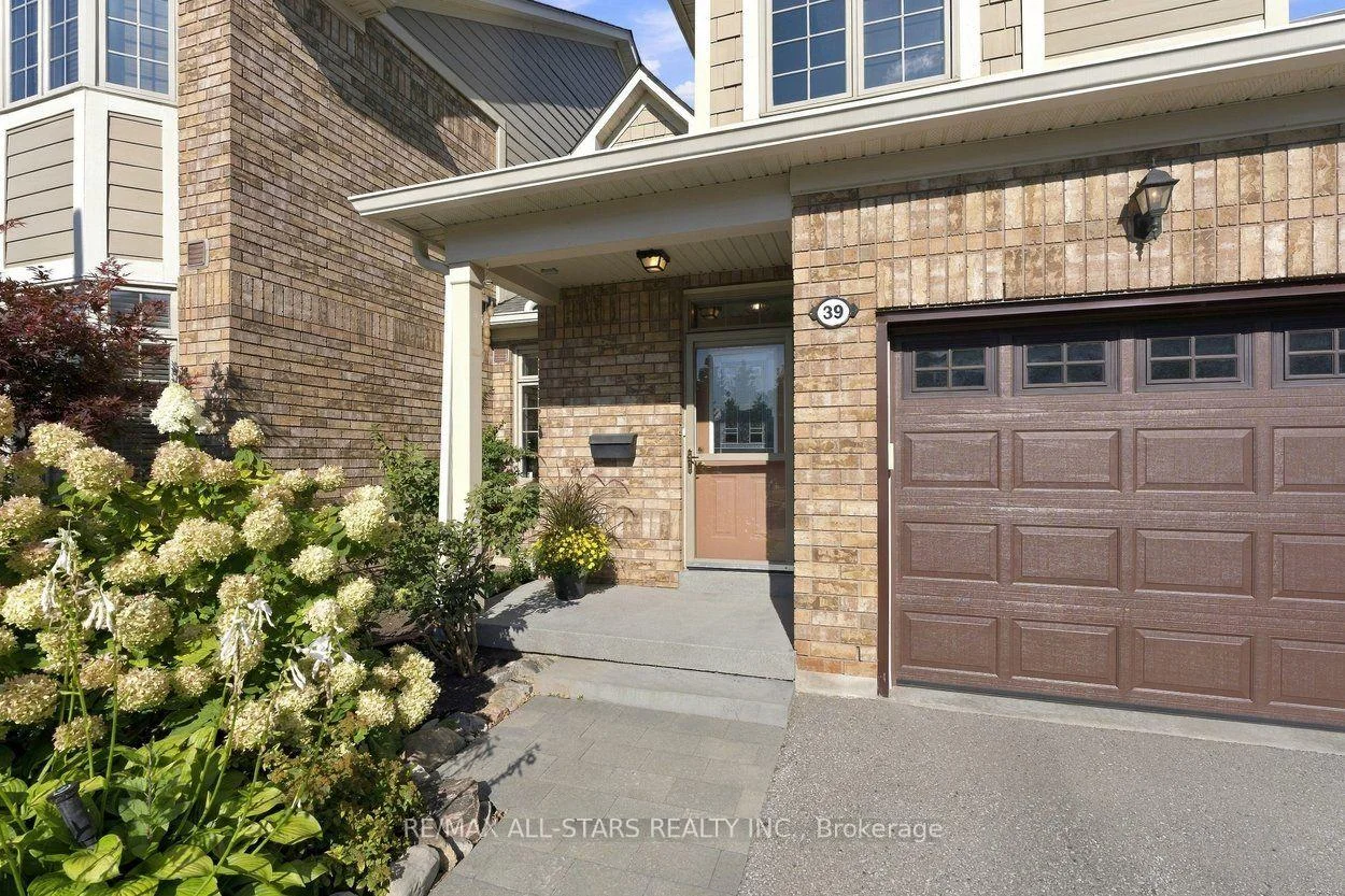 Photo 7 of 39 Louisbourg Way, Markham, Greensborough — HOMEH