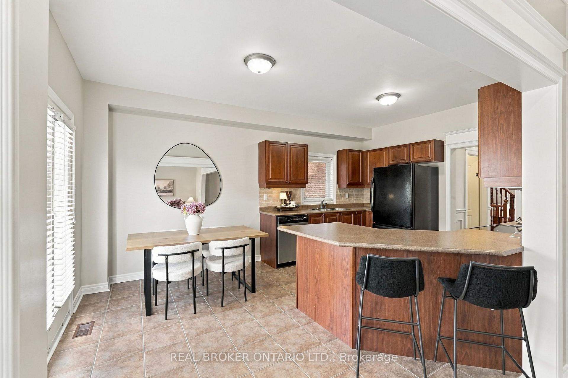 Photo 15 of 621 Society Crescent, Newmarket, Summerhill Estates — HOMEH
