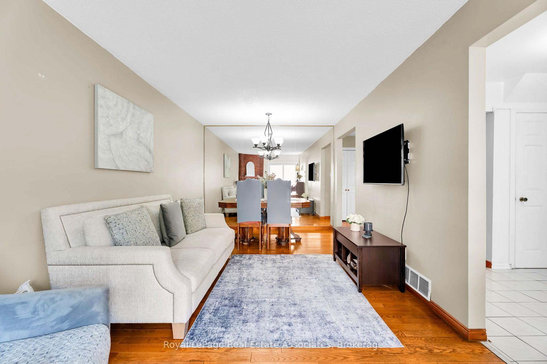 Photo 11 of 9 Windwood Drive, Etobicoke, West Humber-Clairville — HOMEH