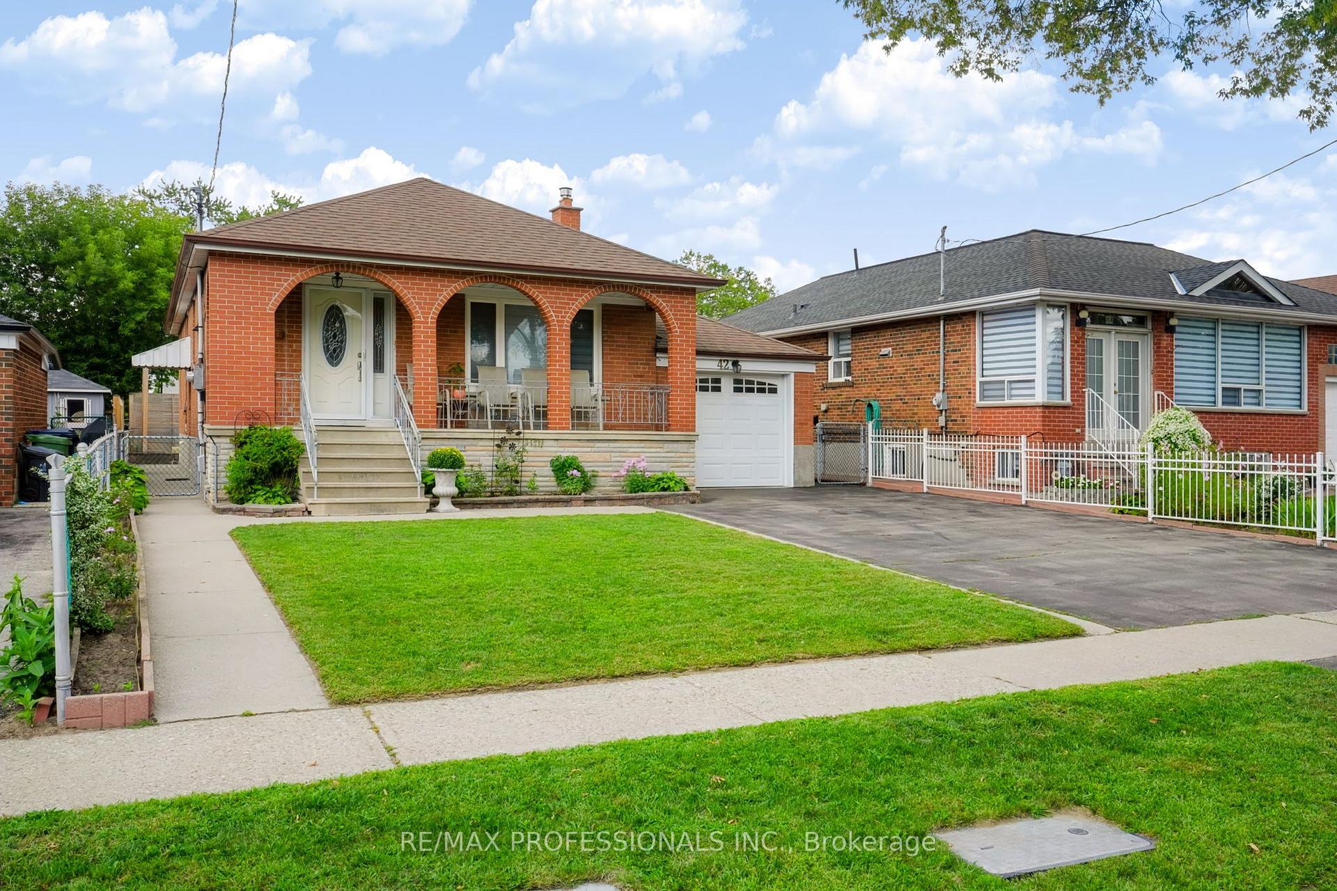 Photo 2 of 42 Woolgar Avenue, Etobicoke, Islington-City Centre West — HOMEH