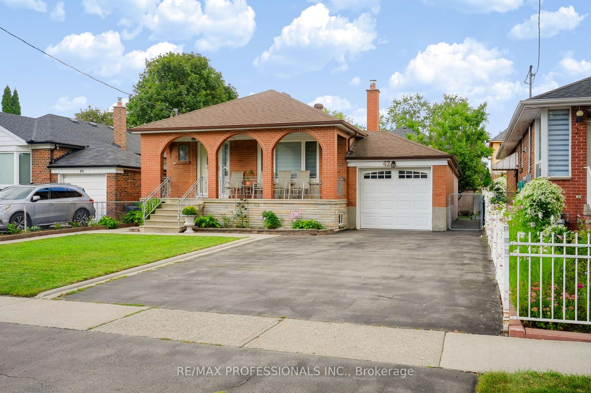 Photo 3 of 42 Woolgar Avenue, Etobicoke, Islington-City Centre West — HOMEH