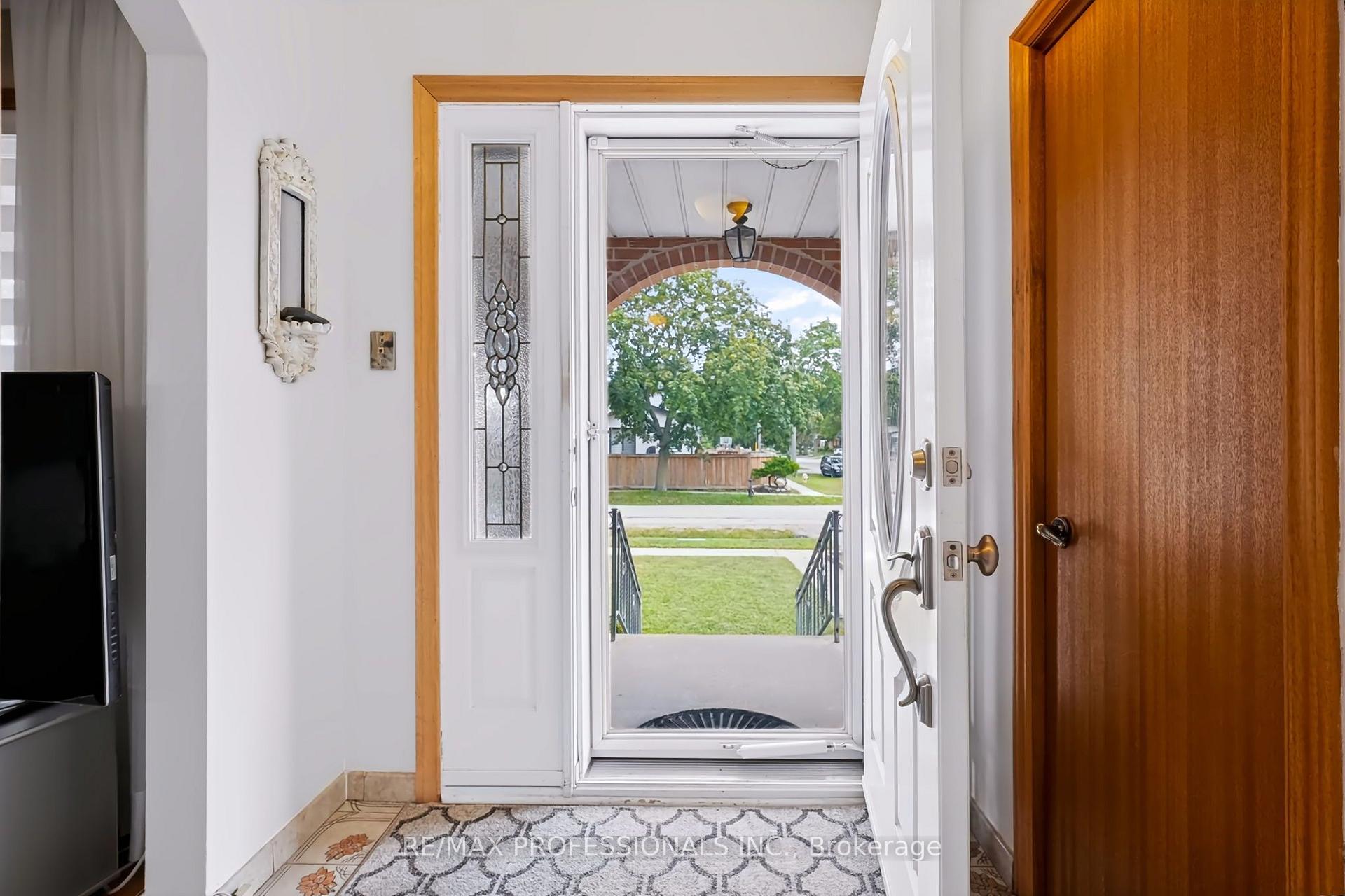 Photo 6 of 42 Woolgar Avenue, Etobicoke, Islington-City Centre West — HOMEH