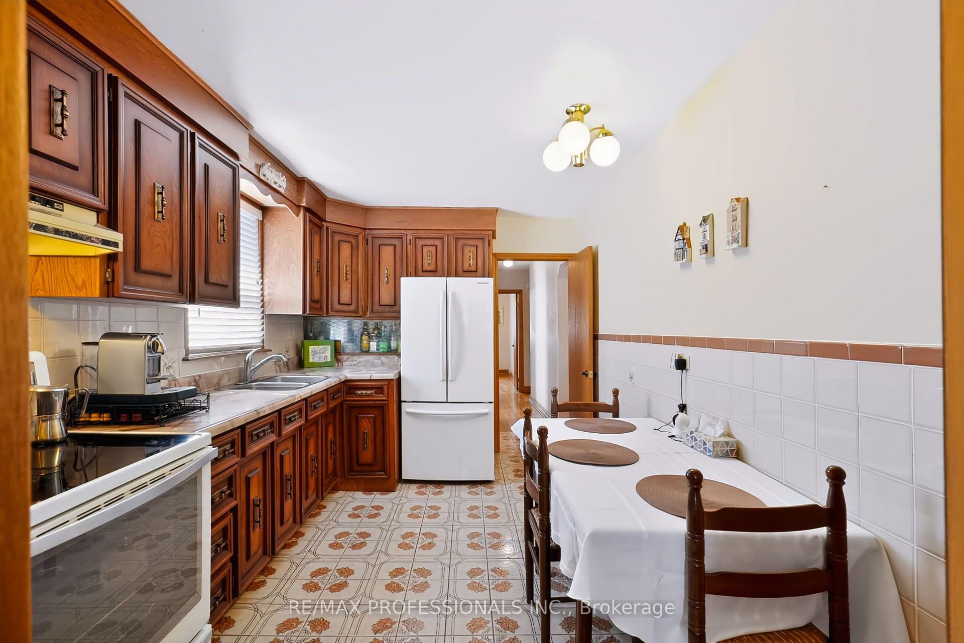 Photo 7 of 42 Woolgar Avenue, Etobicoke, Islington-City Centre West — HOMEH