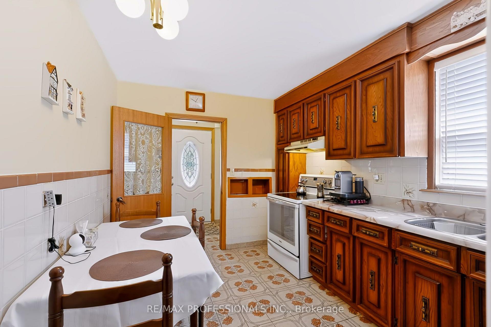 Photo 8 of 42 Woolgar Avenue, Etobicoke, Islington-City Centre West — HOMEH