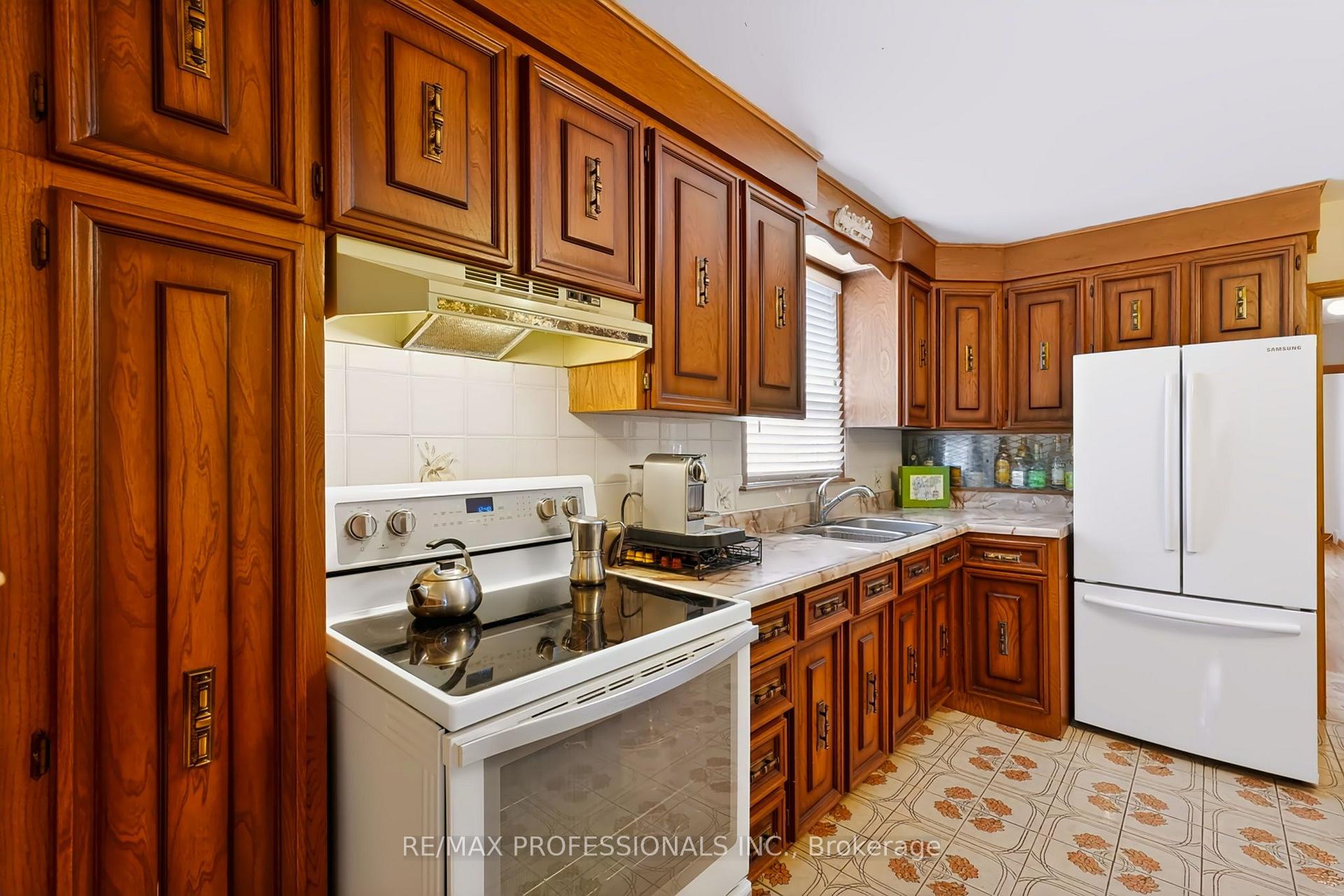 Photo 10 of 42 Woolgar Avenue, Etobicoke, Islington-City Centre West — HOMEH