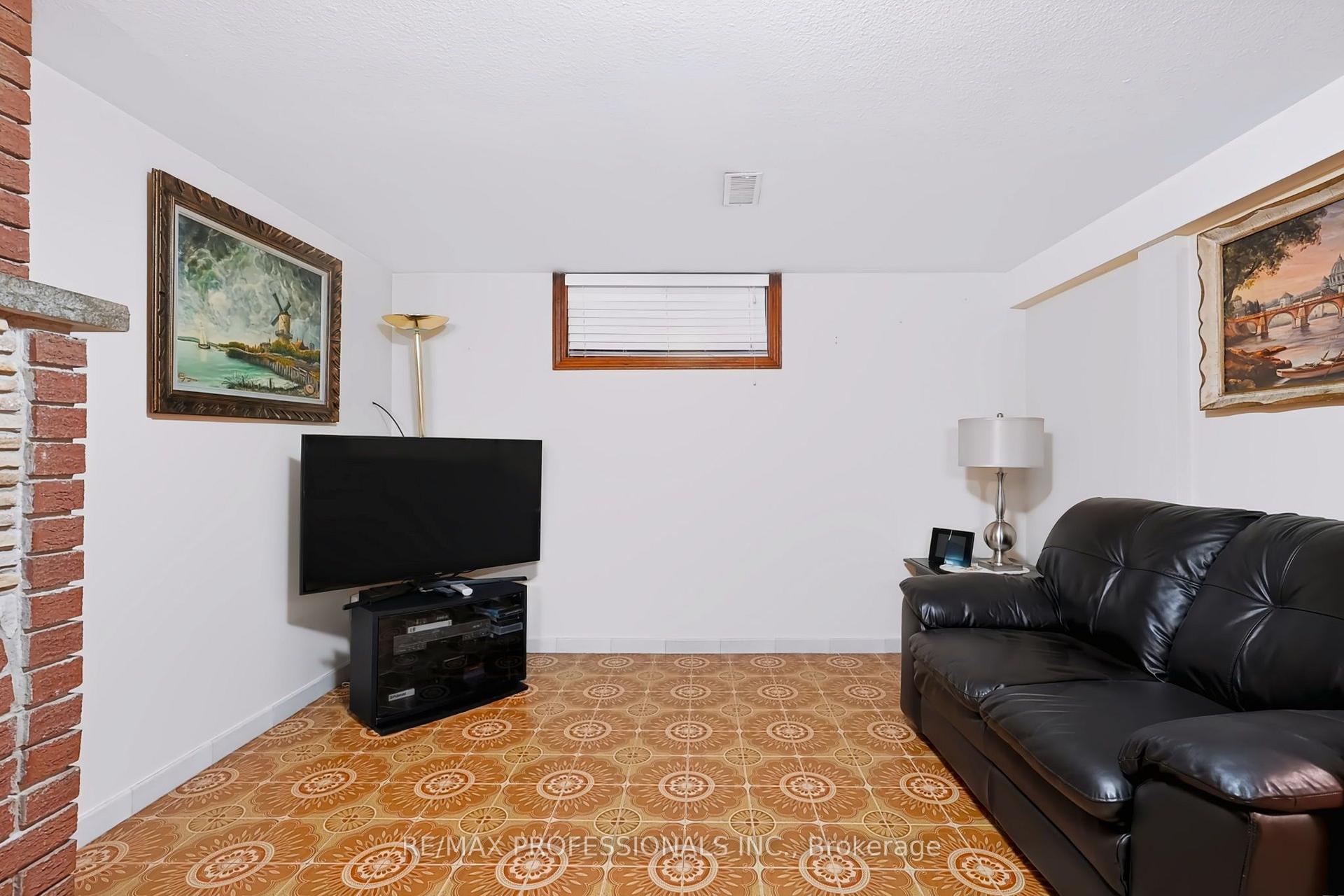 Photo 32 of 42 Woolgar Avenue, Etobicoke, Islington-City Centre West — HOMEH