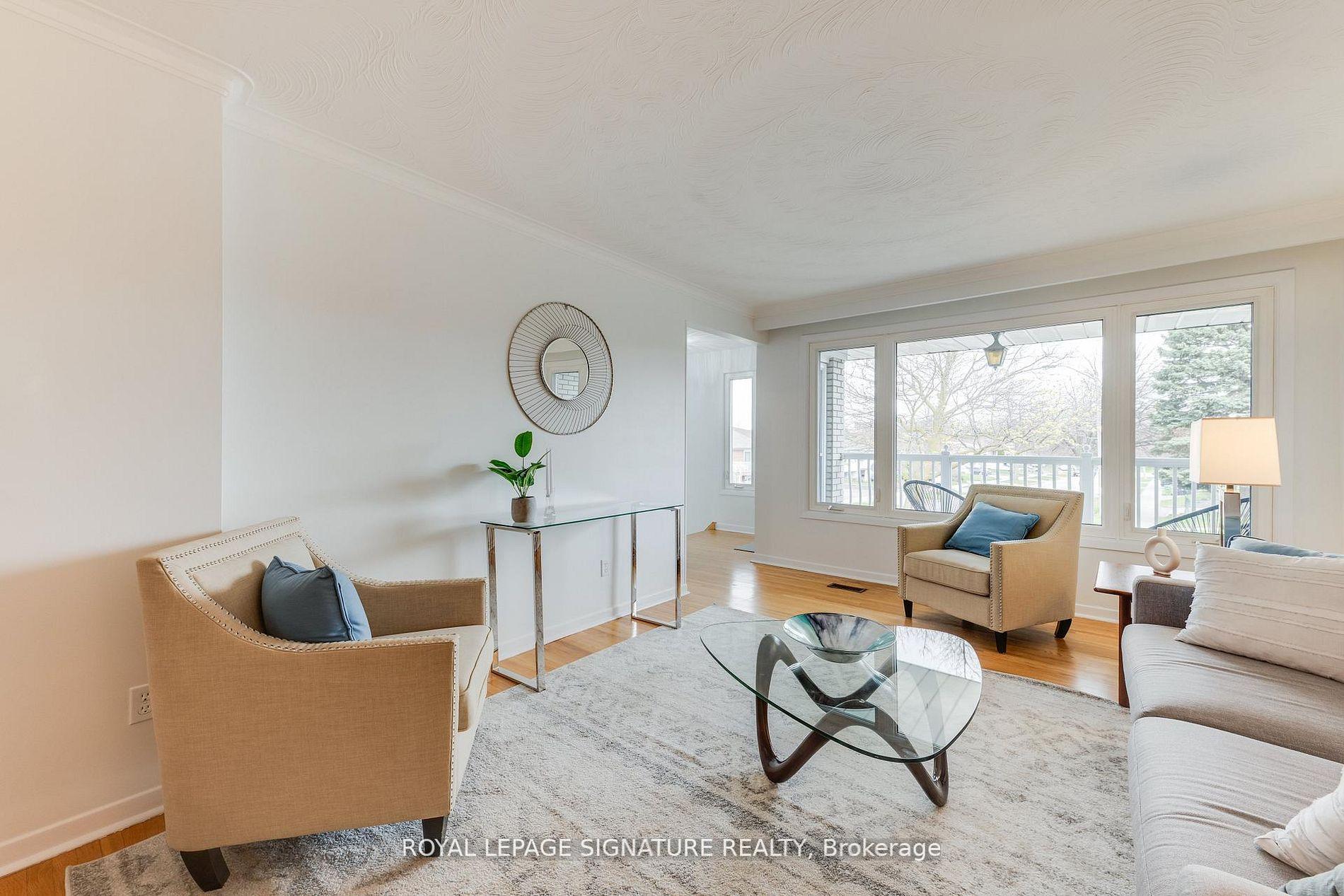 Photo 4 of 124 Edmonton Drive, North York, Pleasant View — HOMEH