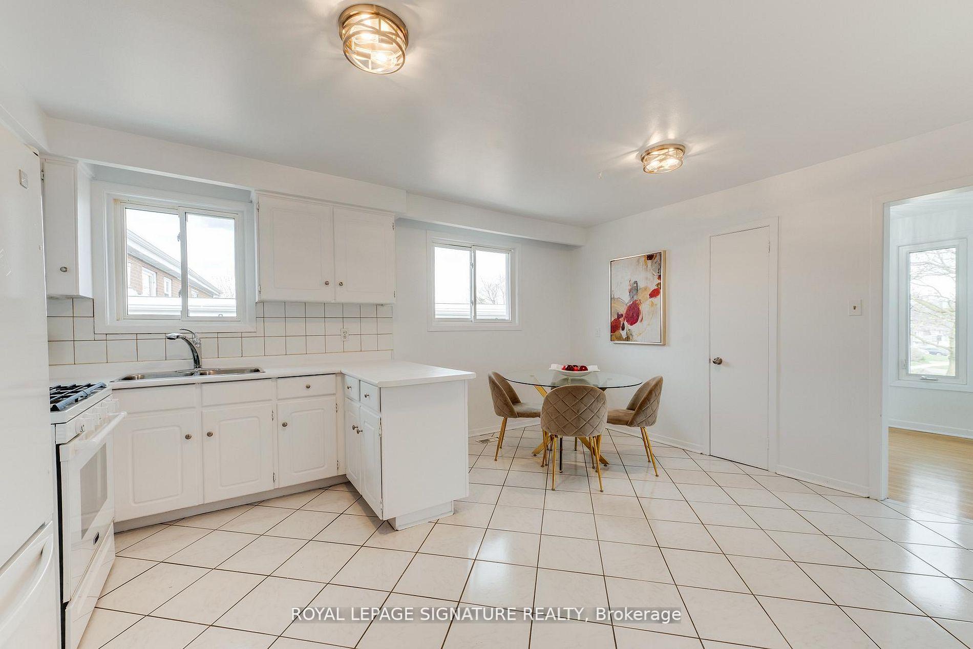 Photo 8 of 124 Edmonton Drive, North York, Pleasant View — HOMEH