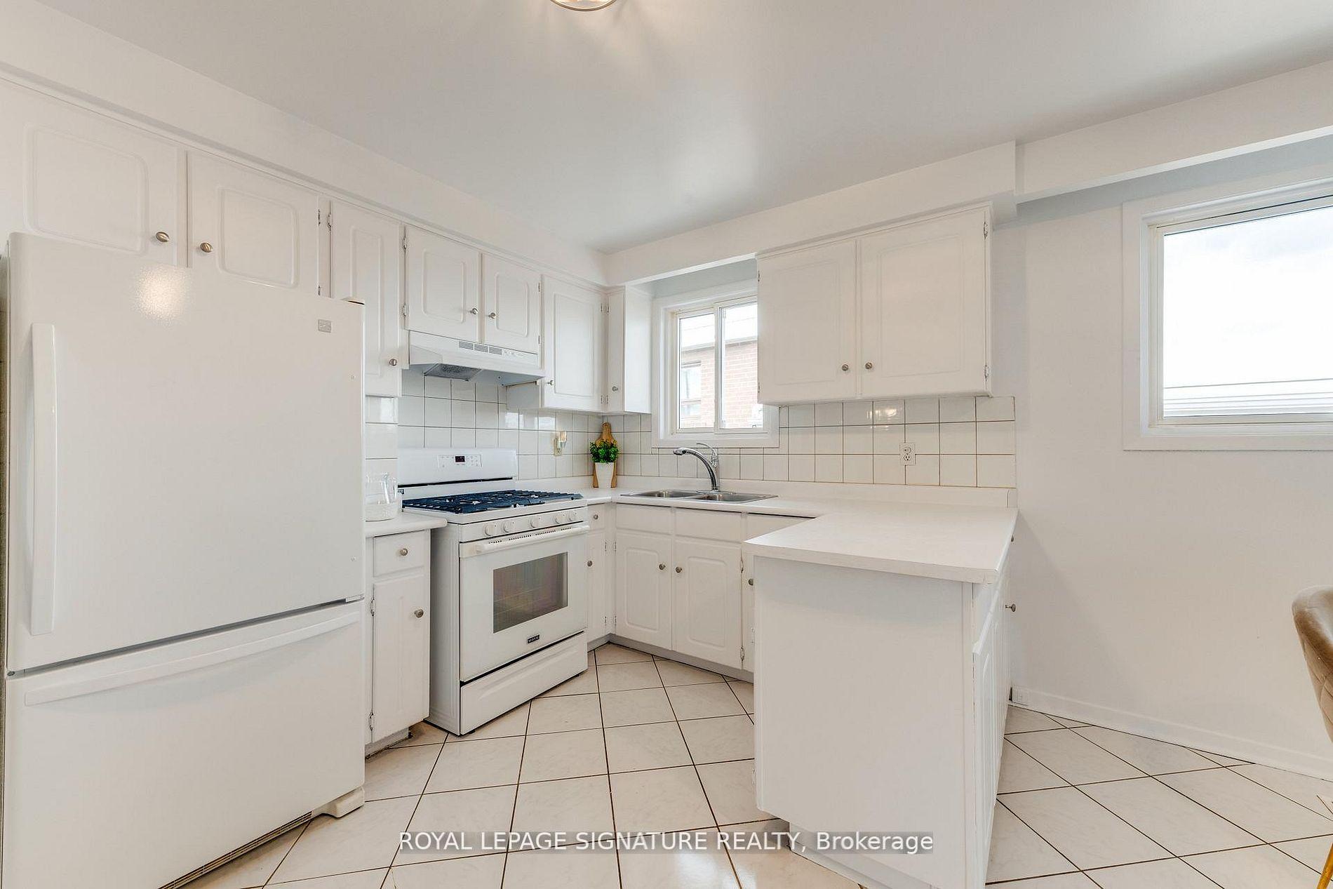 Photo 9 of 124 Edmonton Drive, North York, Pleasant View — HOMEH