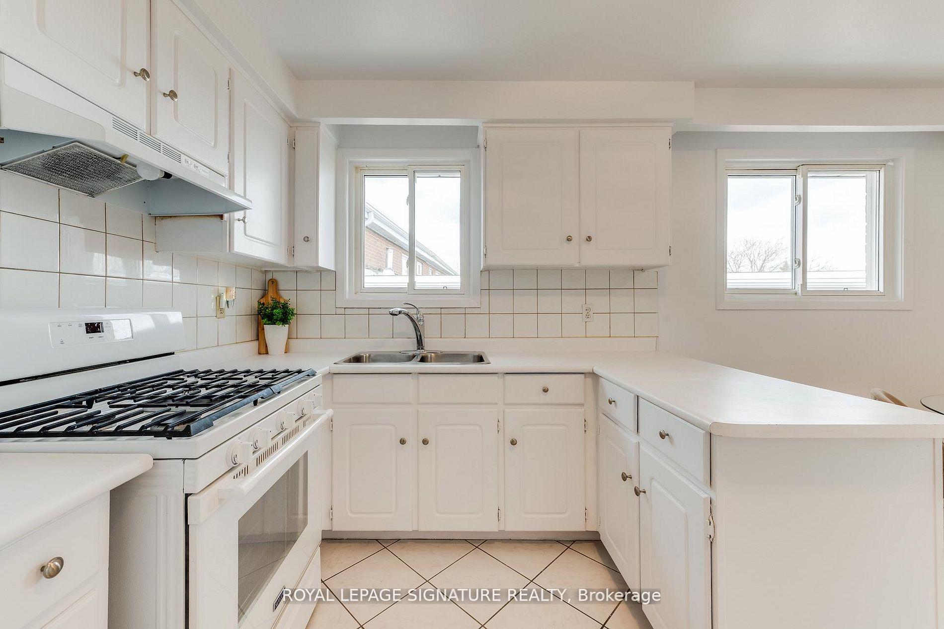 Photo 10 of 124 Edmonton Drive, North York, Pleasant View — HOMEH