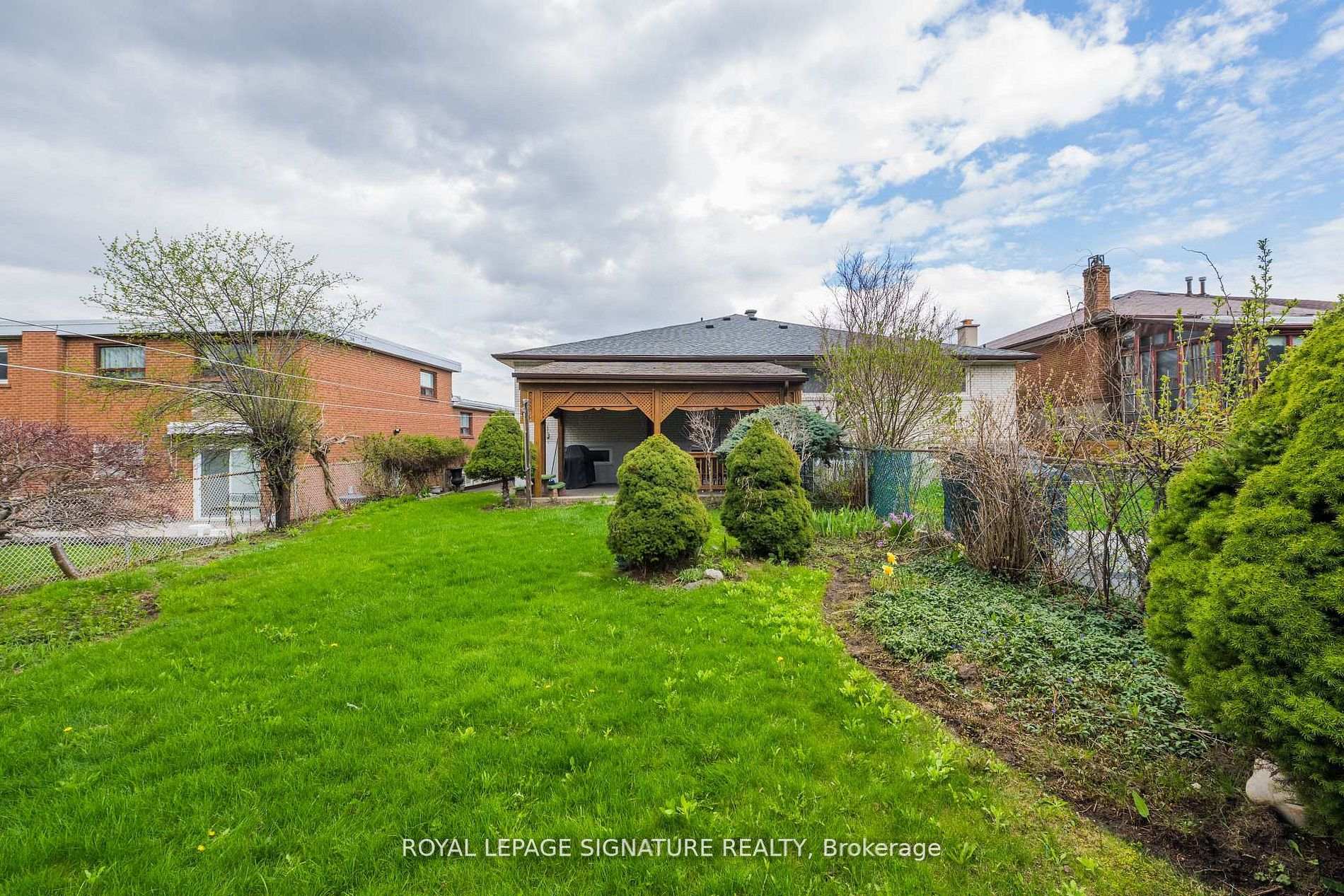 Photo 34 of 124 Edmonton Drive, North York, Pleasant View — HOMEH