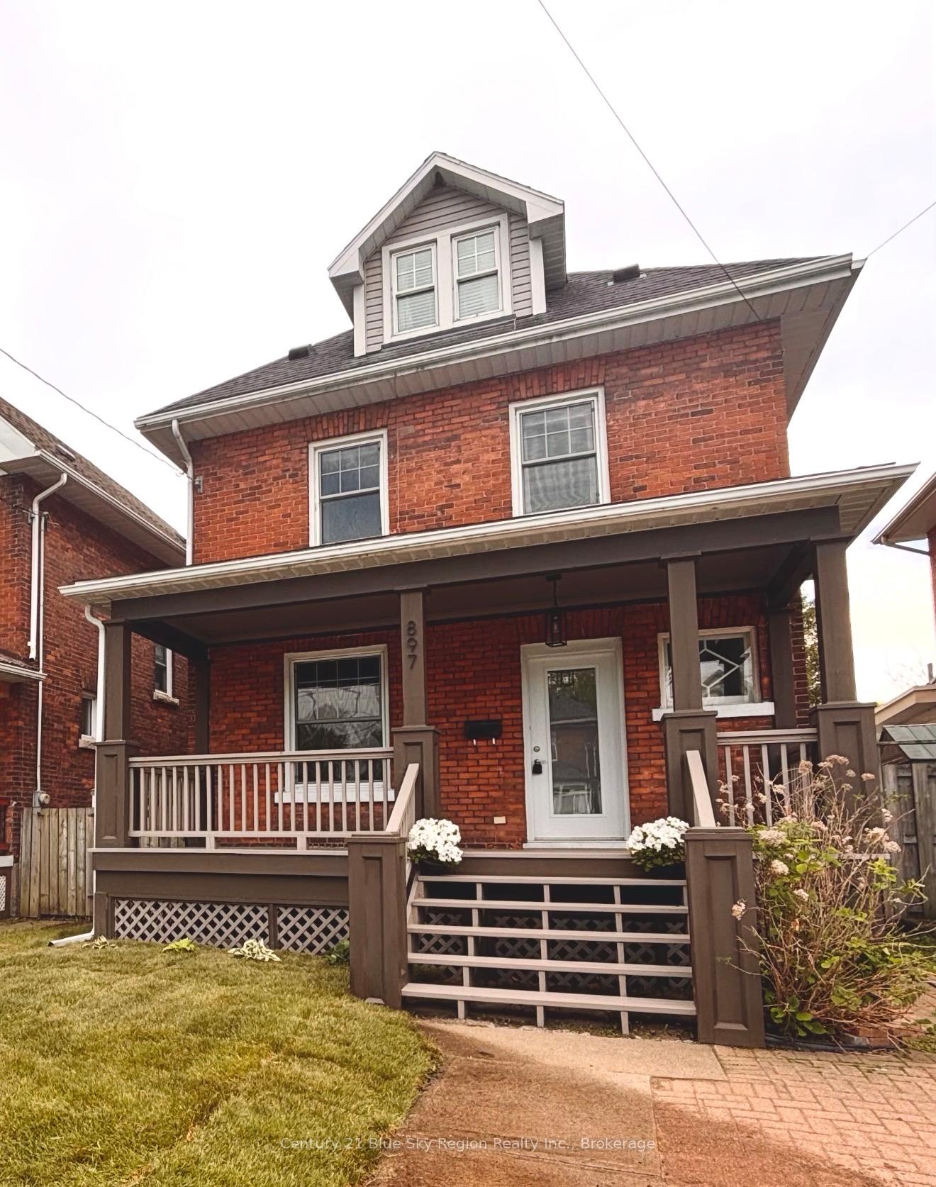 Front of 897 Main Street W