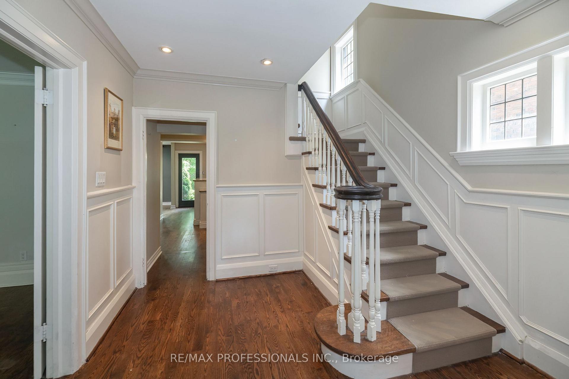 Photo 3 of 61 Grenview Boulevard N, Etobicoke, Kingsway South — HOMEH