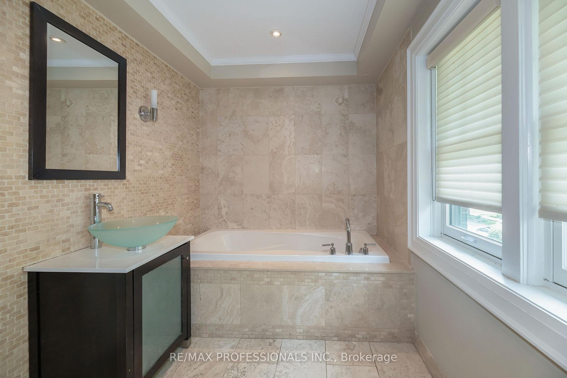 Photo 23 of 61 Grenview Boulevard N, Etobicoke, Kingsway South — HOMEH