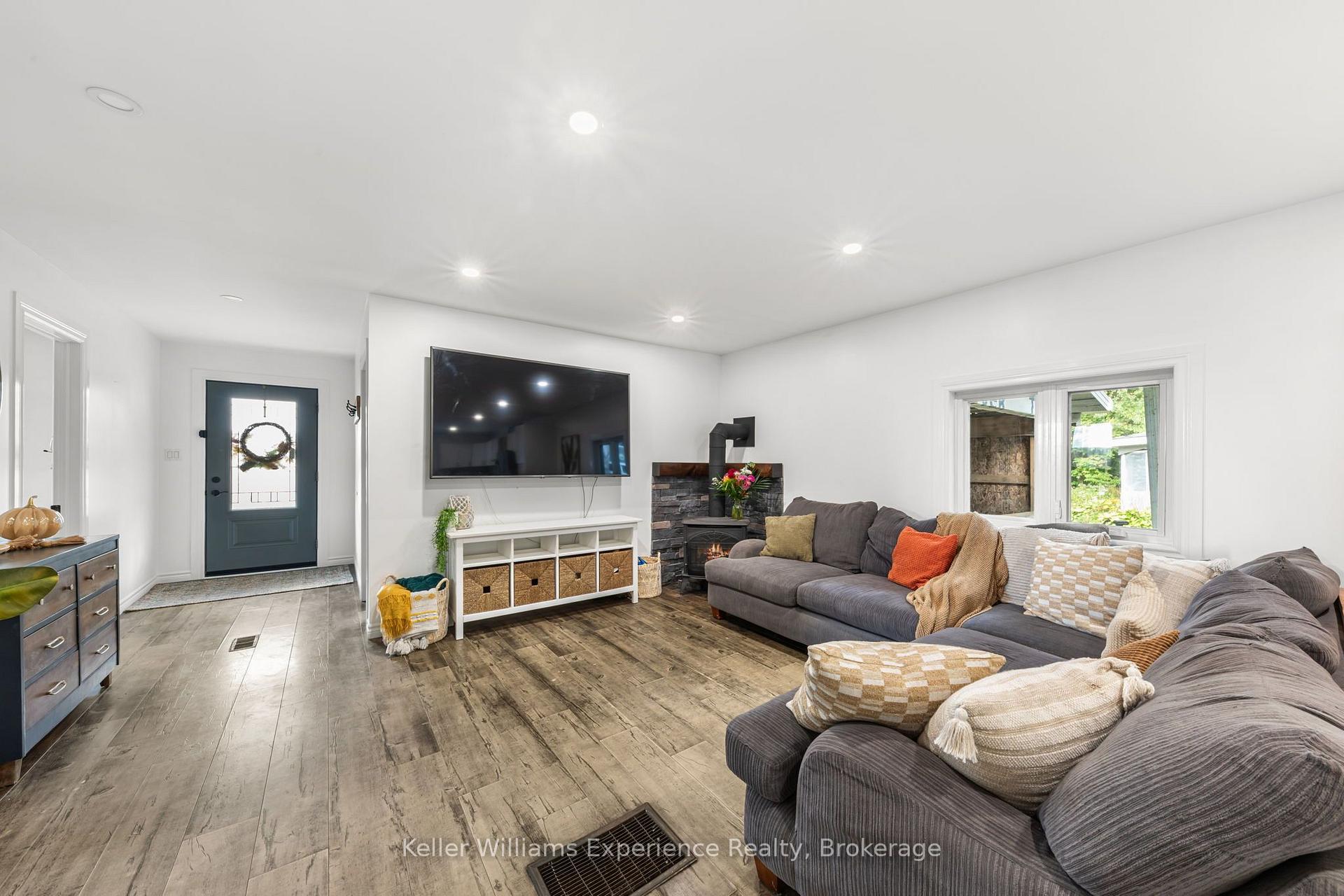Photo 12 of 5691 Penetanguishene Road, Springwater, Rural Springwater — HOMEH