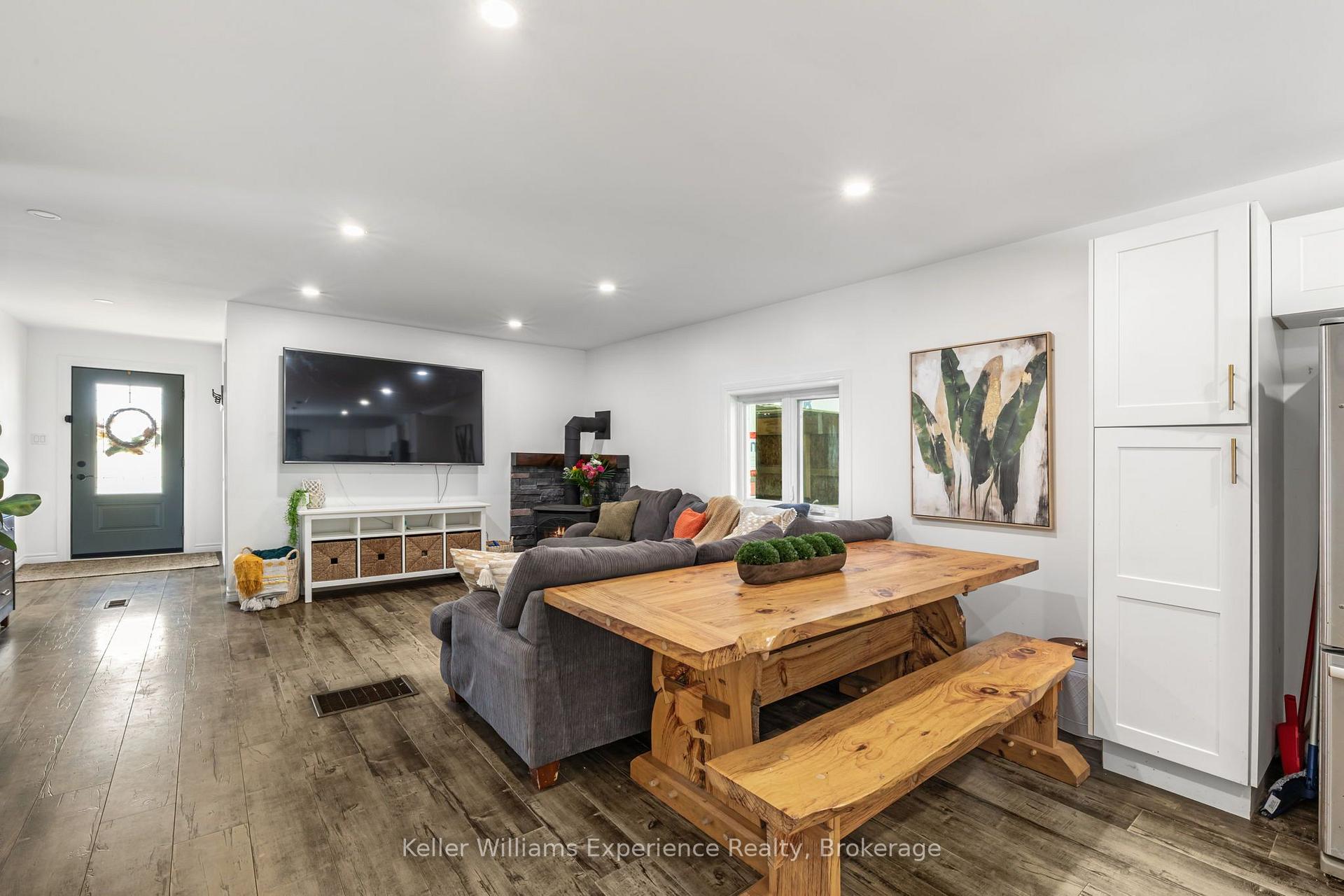 Photo 14 of 5691 Penetanguishene Road, Springwater, Rural Springwater — HOMEH