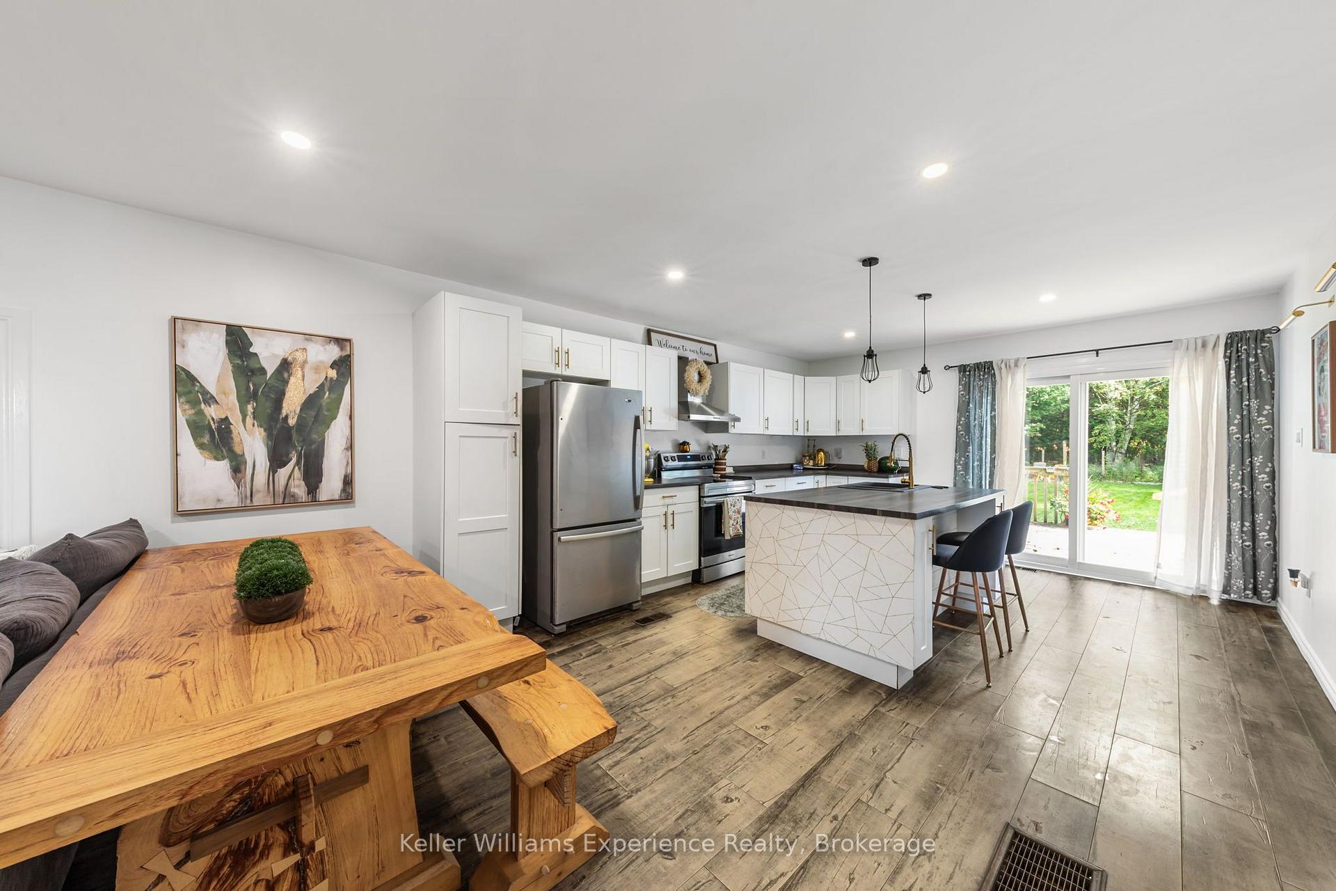 Photo 15 of 5691 Penetanguishene Road, Springwater, Rural Springwater — HOMEH