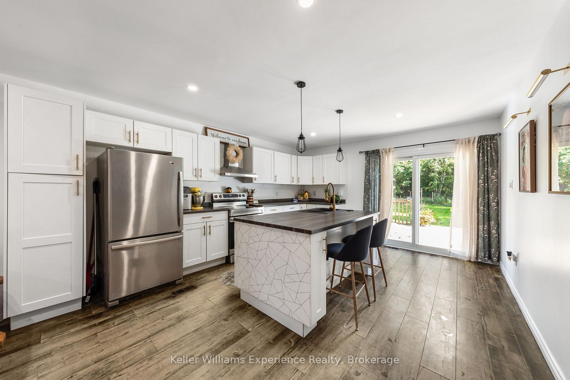 Photo 16 of 5691 Penetanguishene Road, Springwater, Rural Springwater — HOMEH
