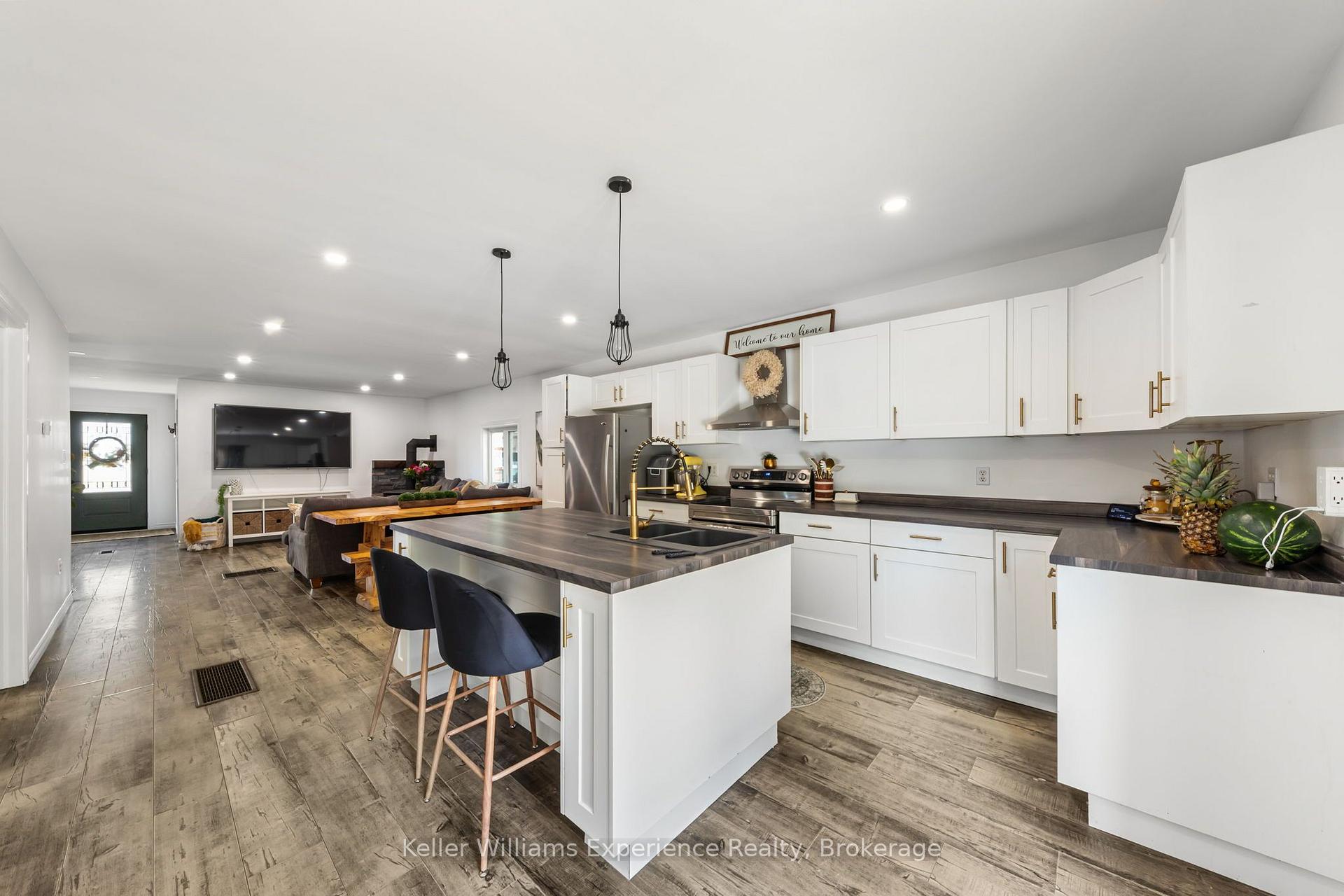 Photo 17 of 5691 Penetanguishene Road, Springwater, Rural Springwater — HOMEH