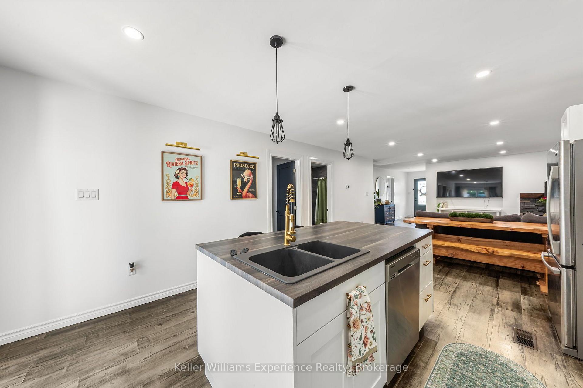 Photo 18 of 5691 Penetanguishene Road, Springwater, Rural Springwater — HOMEH