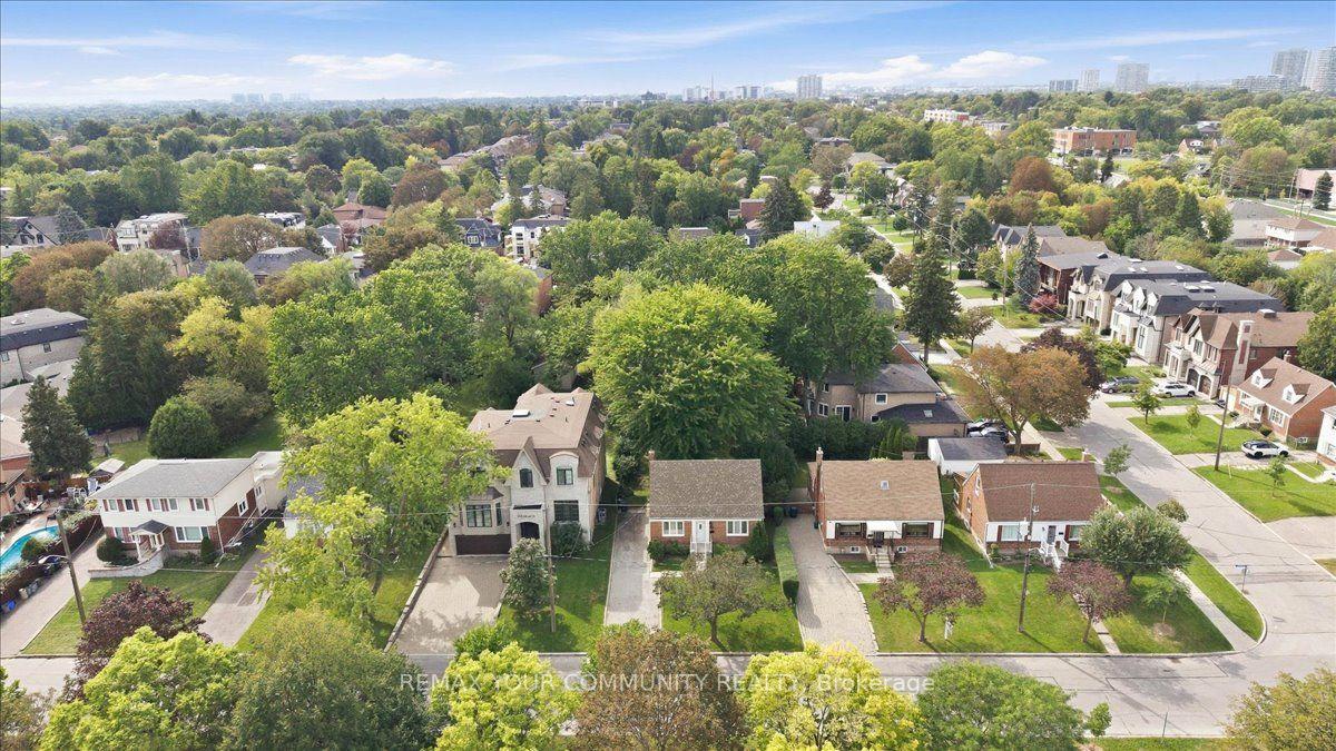 Photo 5 of 22 Edithvale Drive, North York, Willowdale West — HOMEH