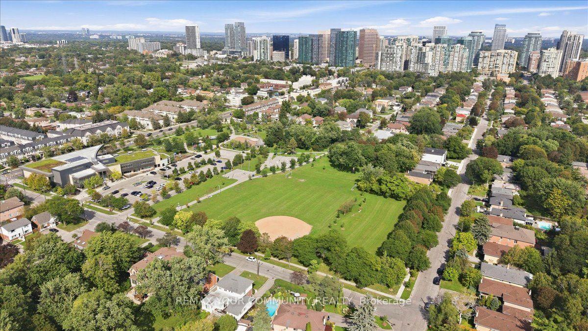 Photo 10 of 22 Edithvale Drive, North York, Willowdale West — HOMEH