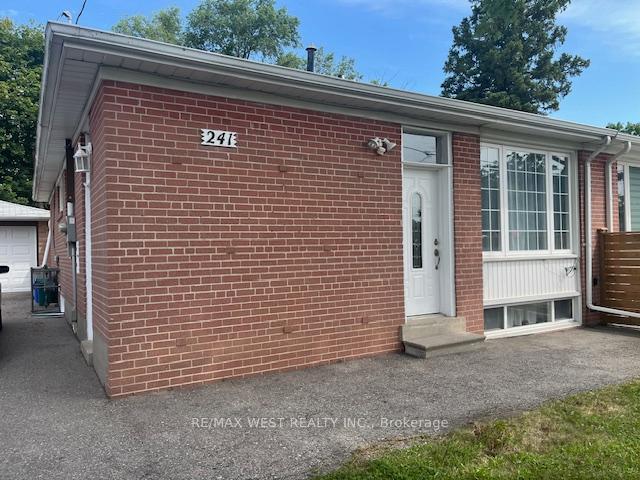 Photo 2 of 241 Ashlar Road, Richmond Hill, Crosby — HOMEH