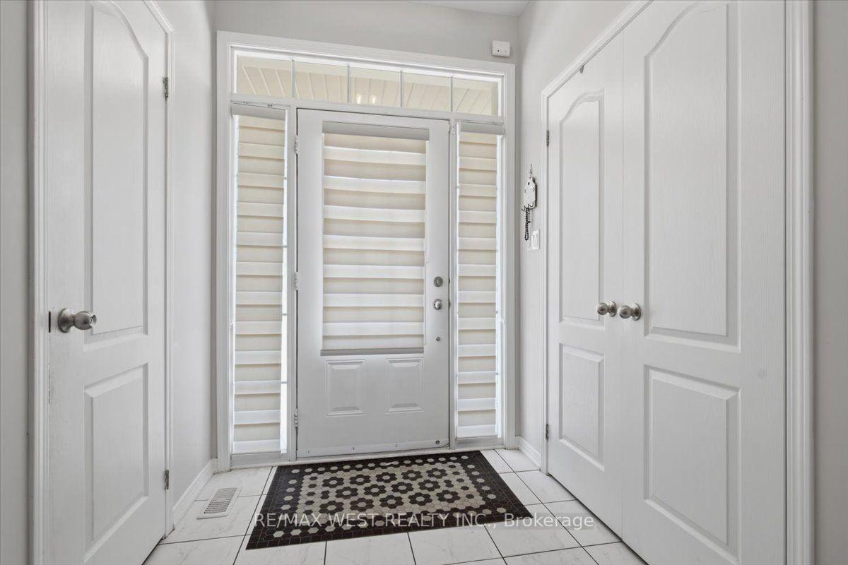 Photo 5 of 29 Stockell Crescent, Ajax, Northwest Ajax — HOMEH